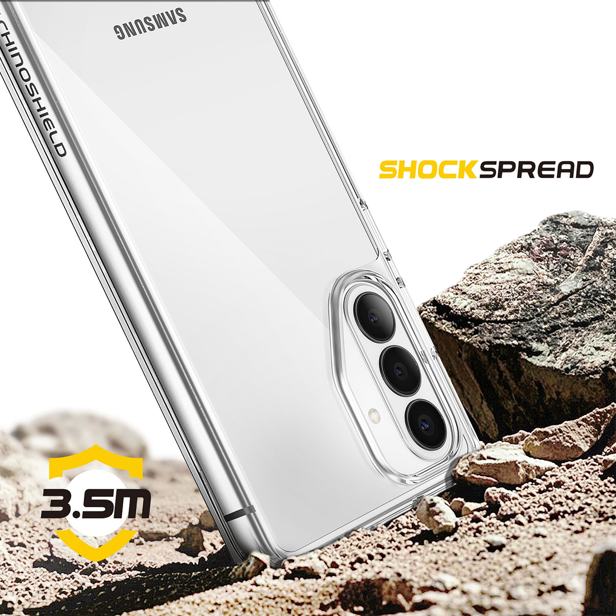 Doorzichtige telefoonhoes op rotsachtige grond, met camera en Samsung-logo.