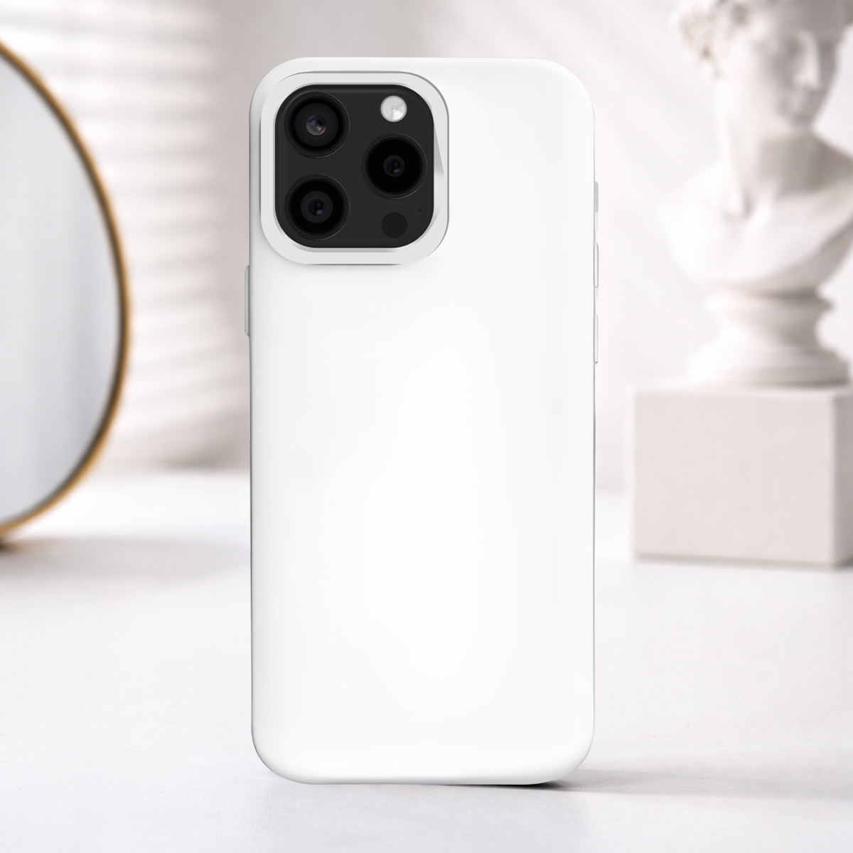 Une coque de téléphone blanche avec trois objectifs et un flash.