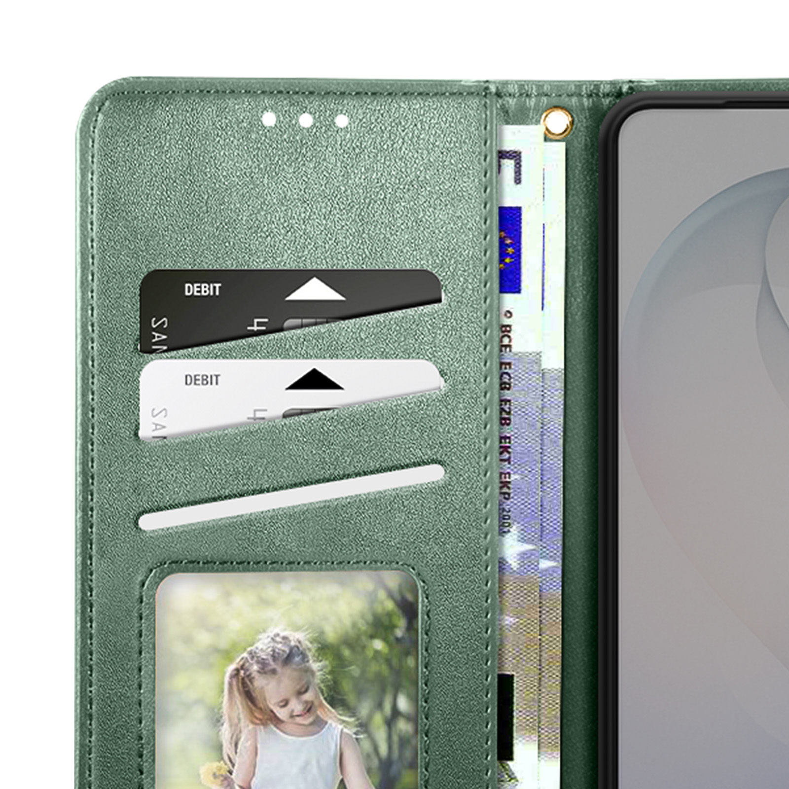 Custodia verde con carte di debito, foto di bambina e banconote euro.