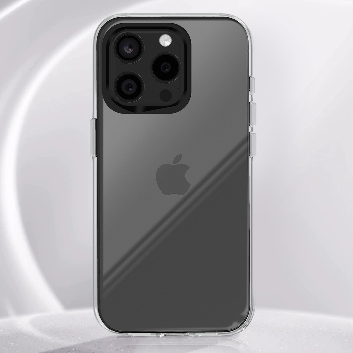 Un iPhone scuro con tre fotocamere in custodia trasparente, su sfondo chiaro.