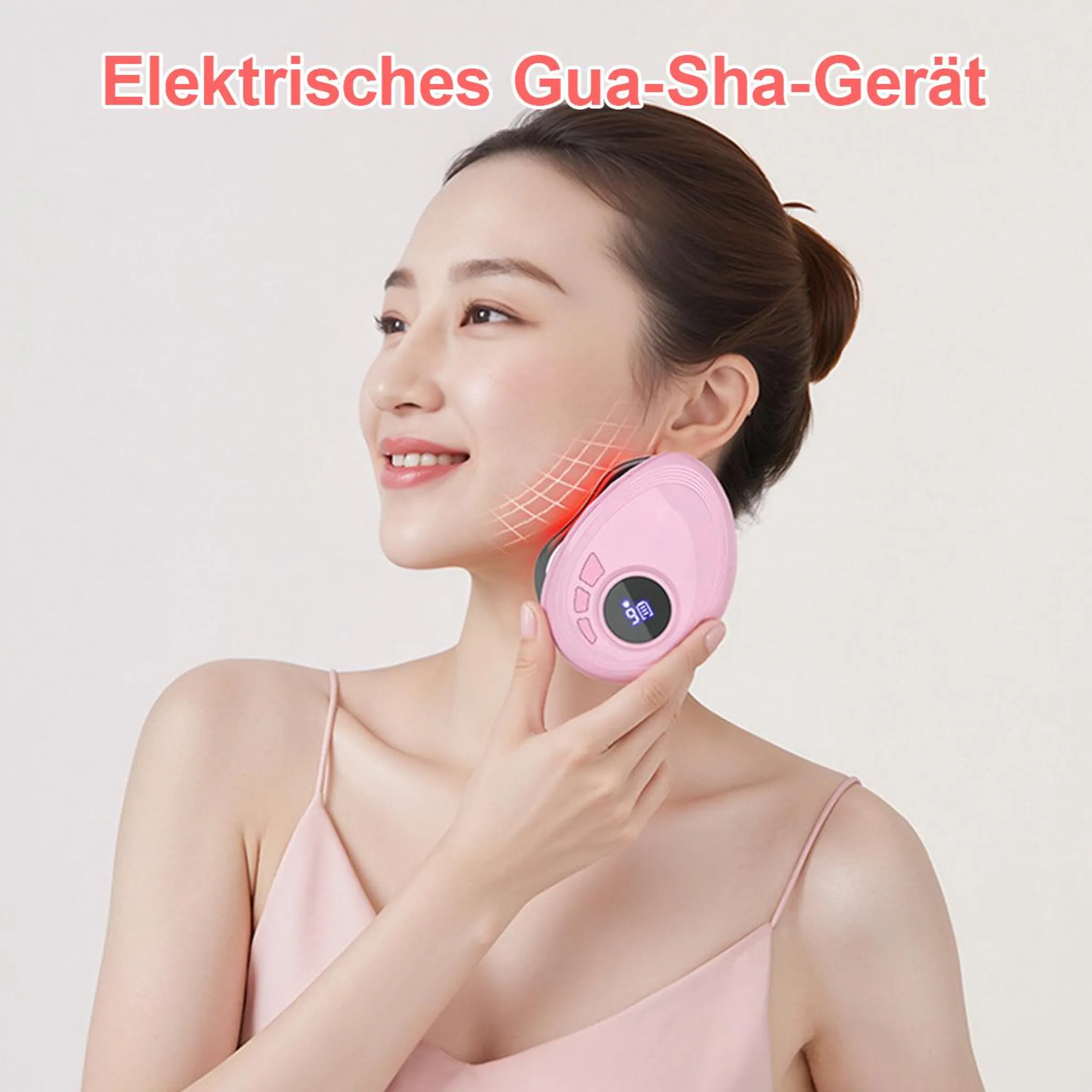 Eine Frau benutzt ein rosafarbenes Gua-Sha-Gerät im Gesicht.