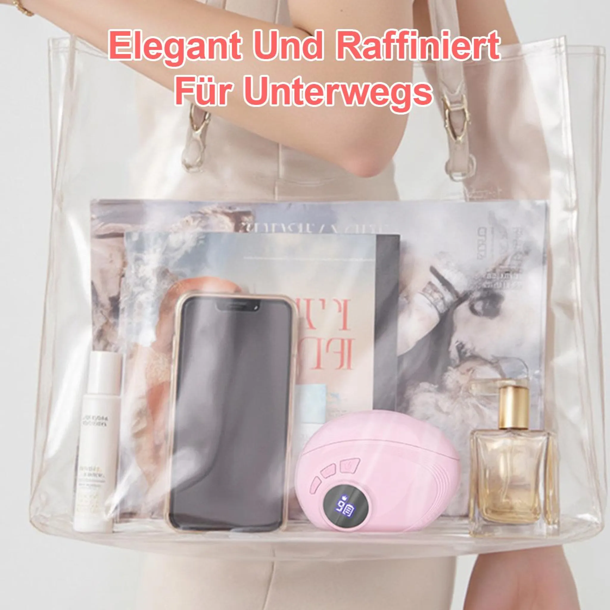 Eine transparente Tasche enthält ein Telefon, ein rosa Gerät, Parfüm und Zeitschriften.