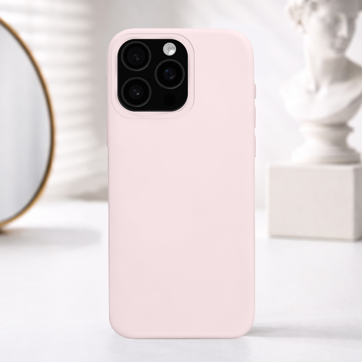 Una custodia rosa per telefono con ritaglio fotocamera poggia su un tavolo bianco.