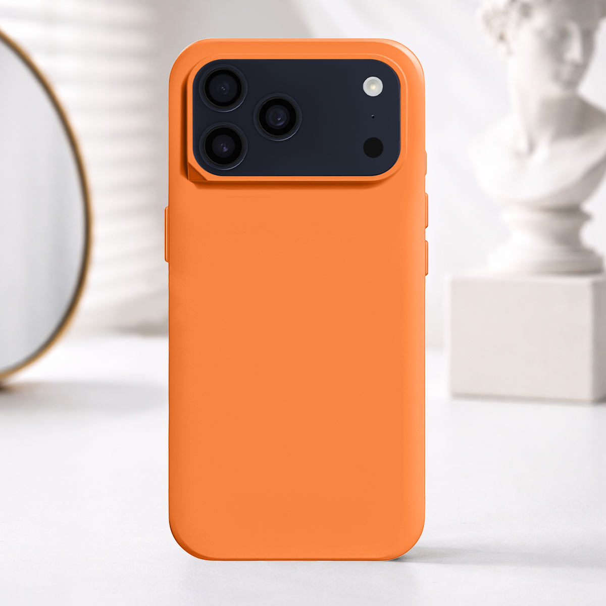 Custodia arancione per smartphone con tre obiettivi e flash.