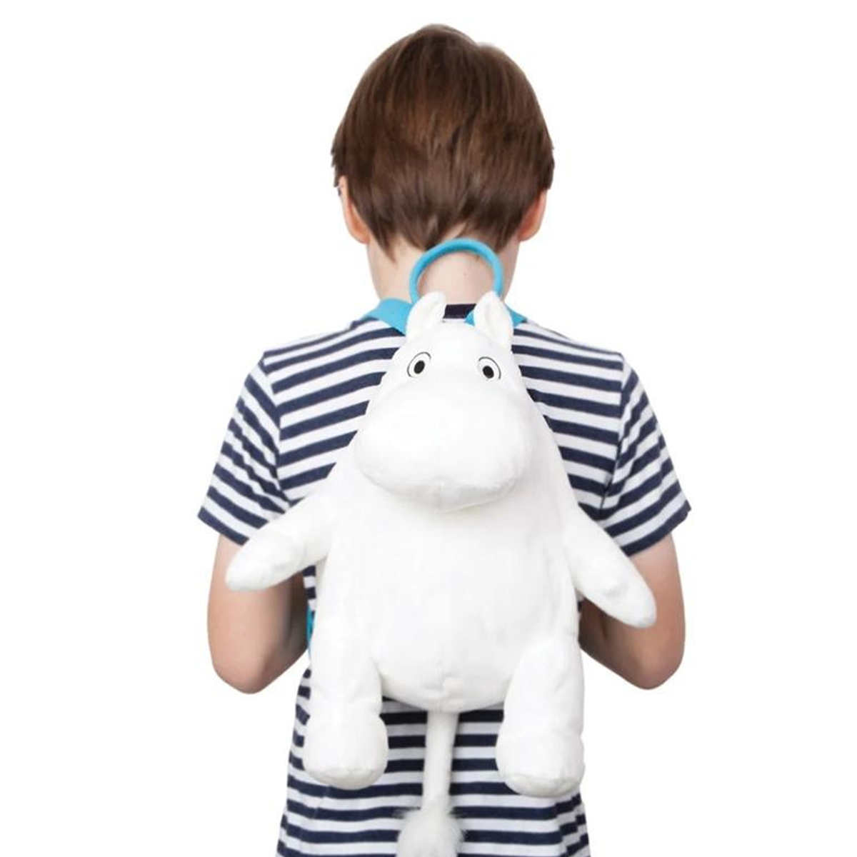 Kind mit weißem Mumin-Rucksack auf weißem Hintergrund.