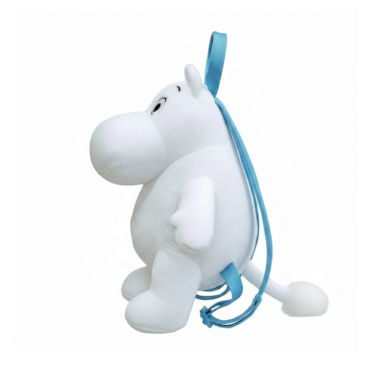 Ein weißer Mumin-Plüschtierrucksack mit blauen Trägern auf weißem Grund.