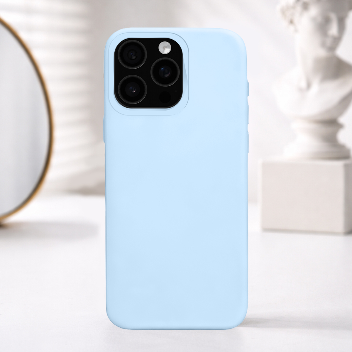 Custodia per telefono azzurra con tripla fotocamera, su un tavolo.