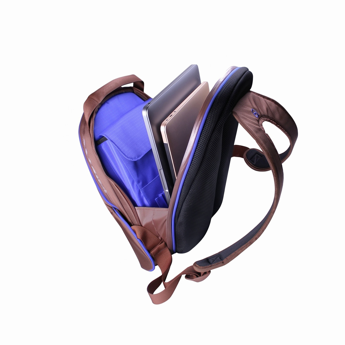 Ein brauner Rucksack mit blauem Innenfutter und Laptops.