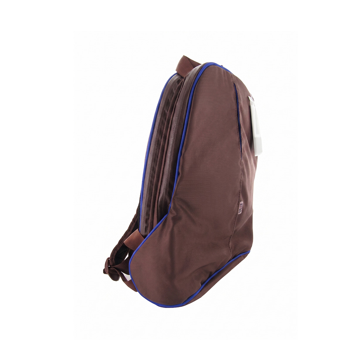 Brauner Rucksack mit blauen Akzenten, auf weißem Hintergrund.