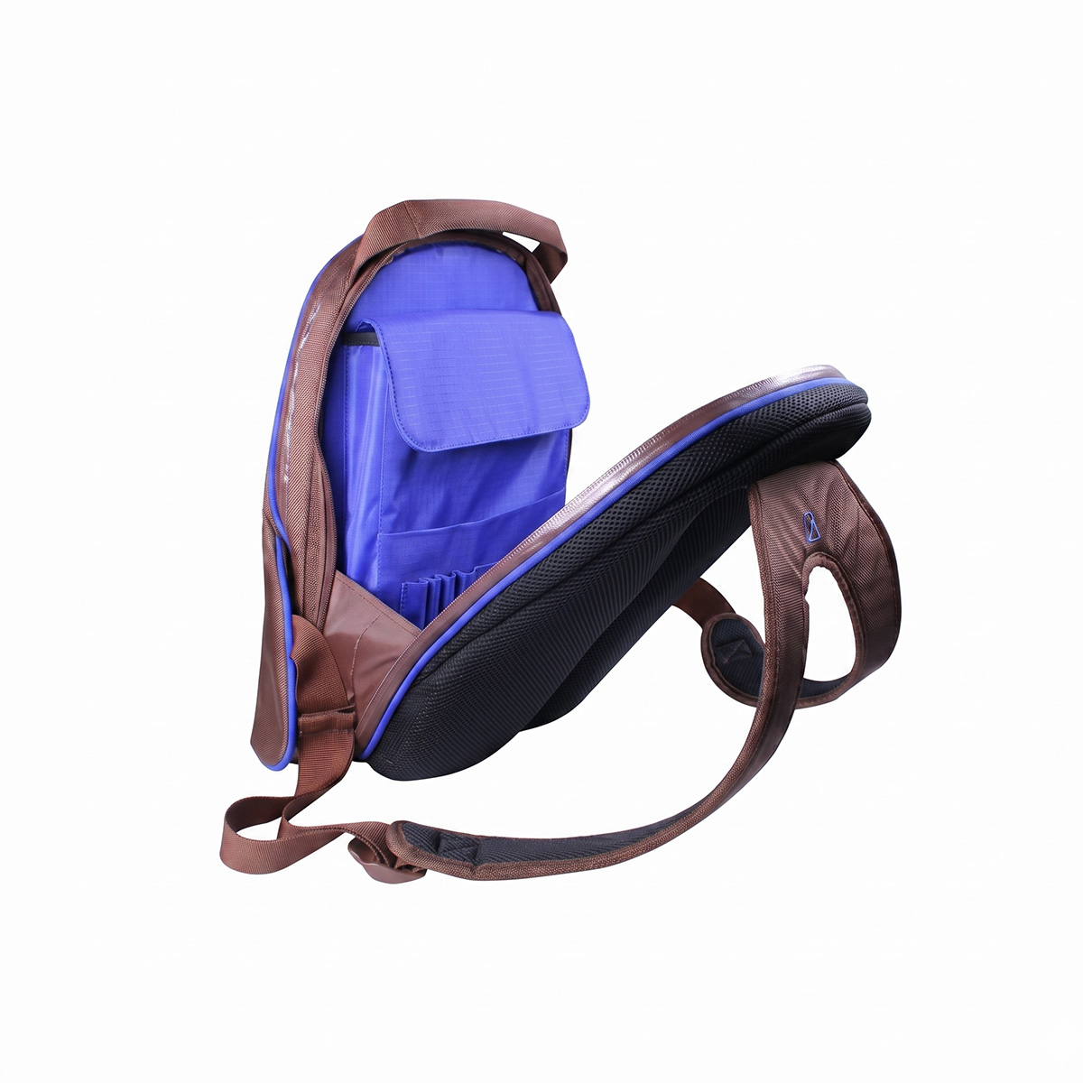 Brauner Rucksack mit blauem Innenfutter, geöffnet, auf weißem Hintergrund.