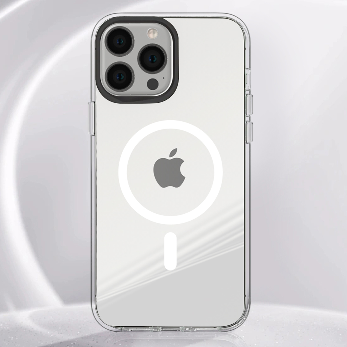 Transparente Hülle mit Apple-Logo und MagSafe-Ring auf einem Handy.