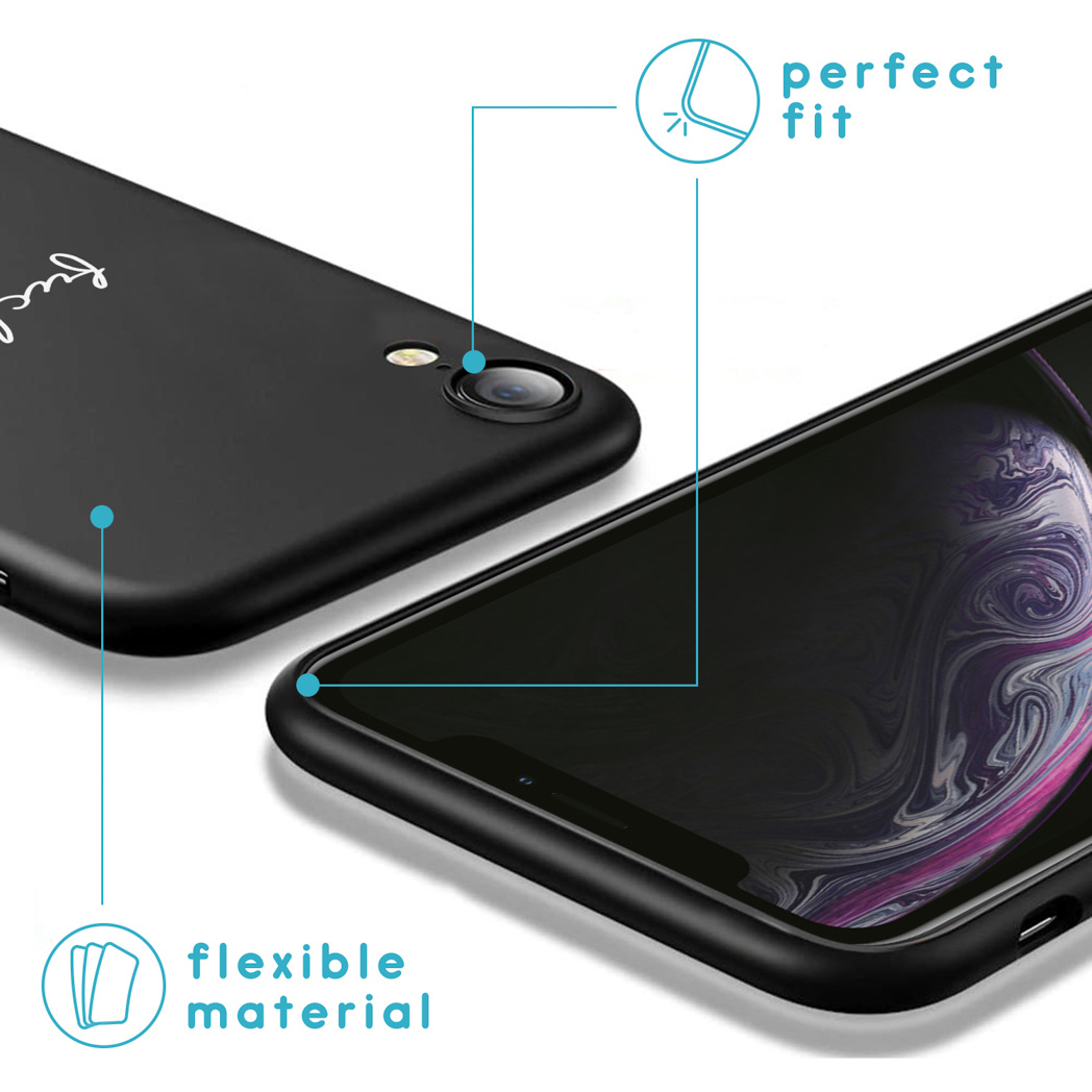 Coque de téléphone noire avec appareil photo, indiquant "perfect fit" et "flexible material".