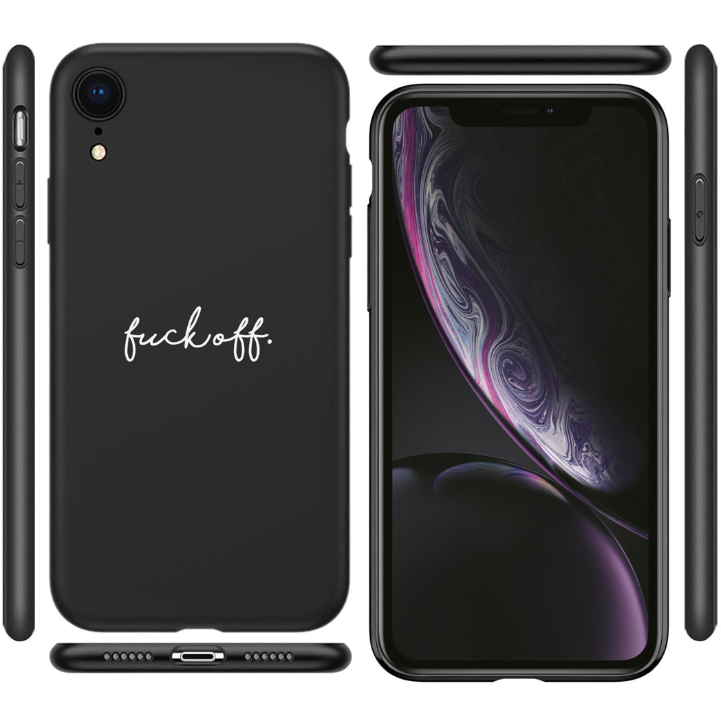 Coque de téléphone noire avec texte "fuck off.", montrée avec téléphone.