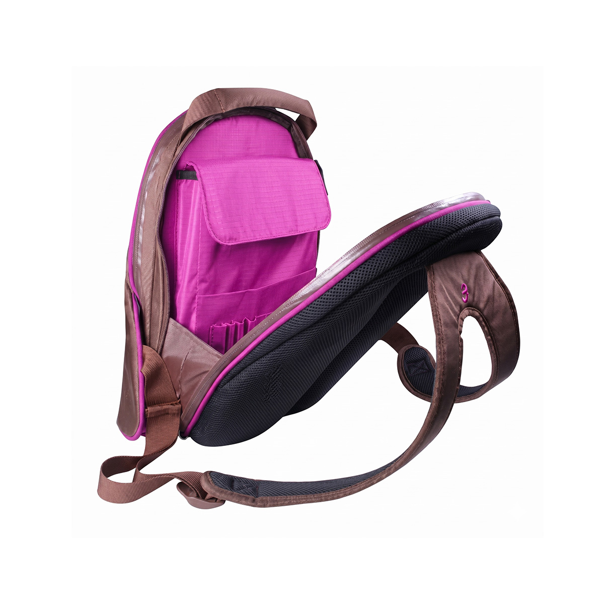 Ein brauner Rucksack mit pinkem Innenleben, offener Klappe, gepolstertem Rücken.