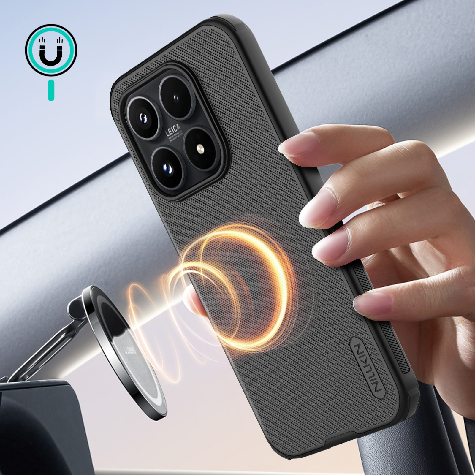 Hand houdt zwarte telefoon met magnetische ringhouder en Leica camera vast.