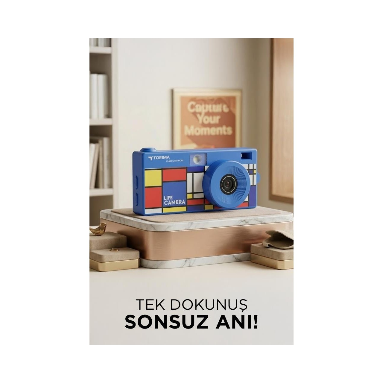 Mondrian tasarımlı mavi dijital fotoğraf makinesi mermer kaide üzerinde.