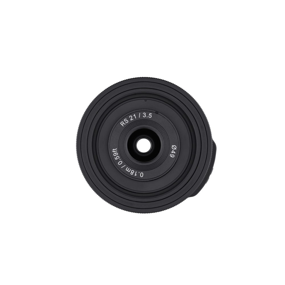 Ein schwarzes Kameraobjektiv mit Beschriftungen wie RS 21/3.5 und Ø49.