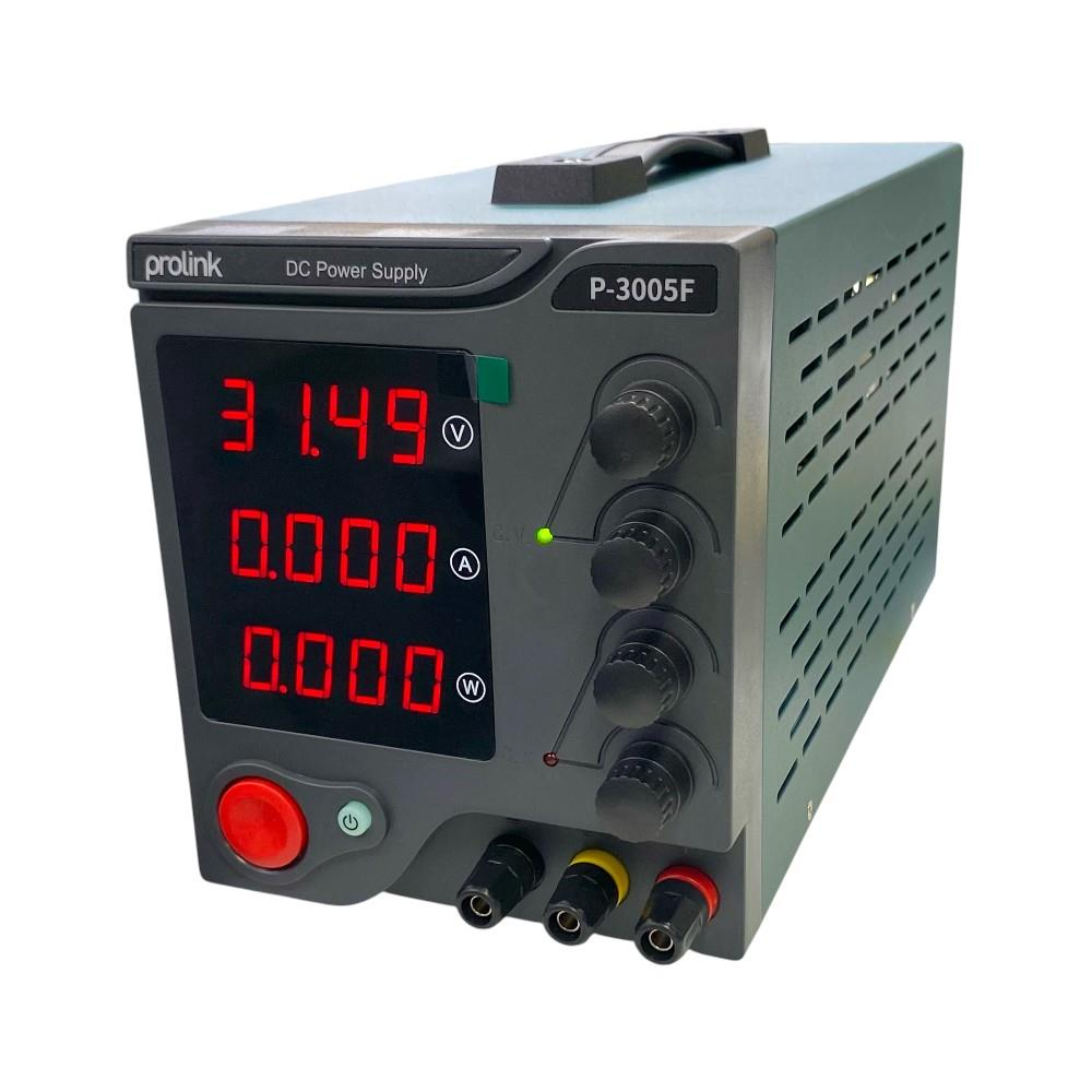 Kırmızı düğmeli ve dijital ekranlı gri Prolink P-3005F DC güç kaynağı.