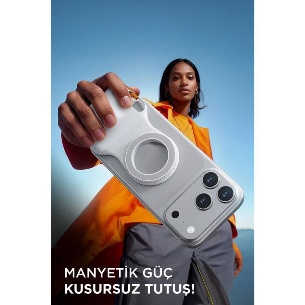 Bir kadın manyetik tutuşlu telefon kılıfı tutuyor. Gökyüzü mavi.