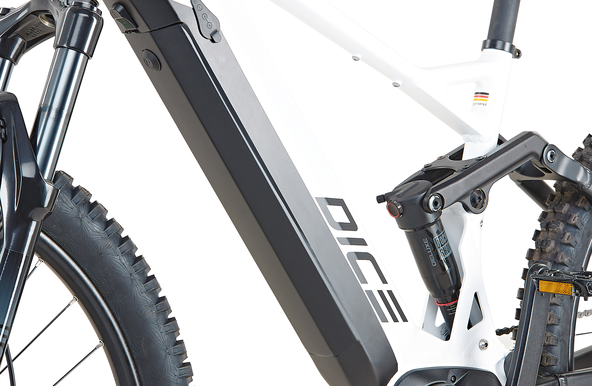 Detailaufnahme eines weißen E-Bikes mit schwarzen Akku und Federung.