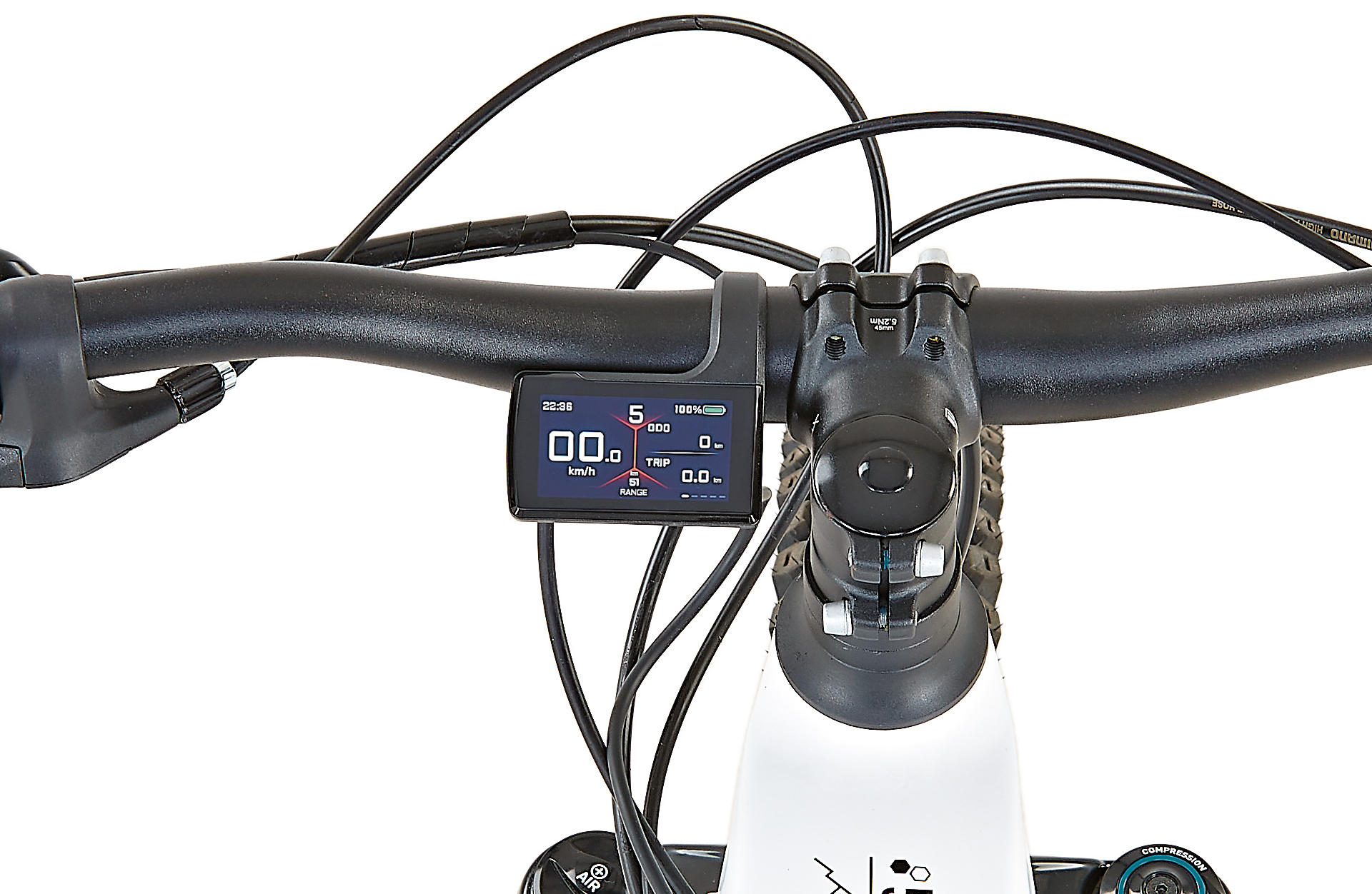 Nahaufnahme des Lenkers eines E-Bikes mit digitalem Display, das Geschwindigkeit und Akkuladung anzeigt.