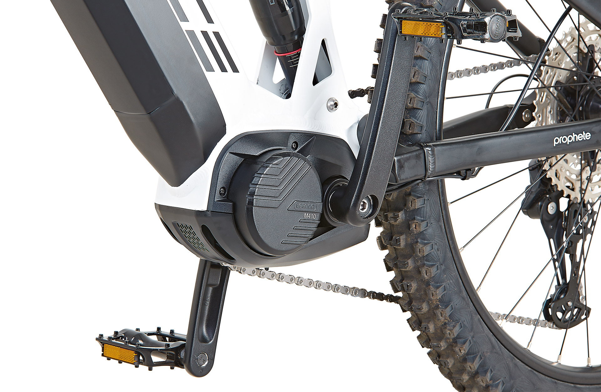 Detailansicht eines weißen E-Bikes mit schwarzem Motor, Pedalen und Kette.