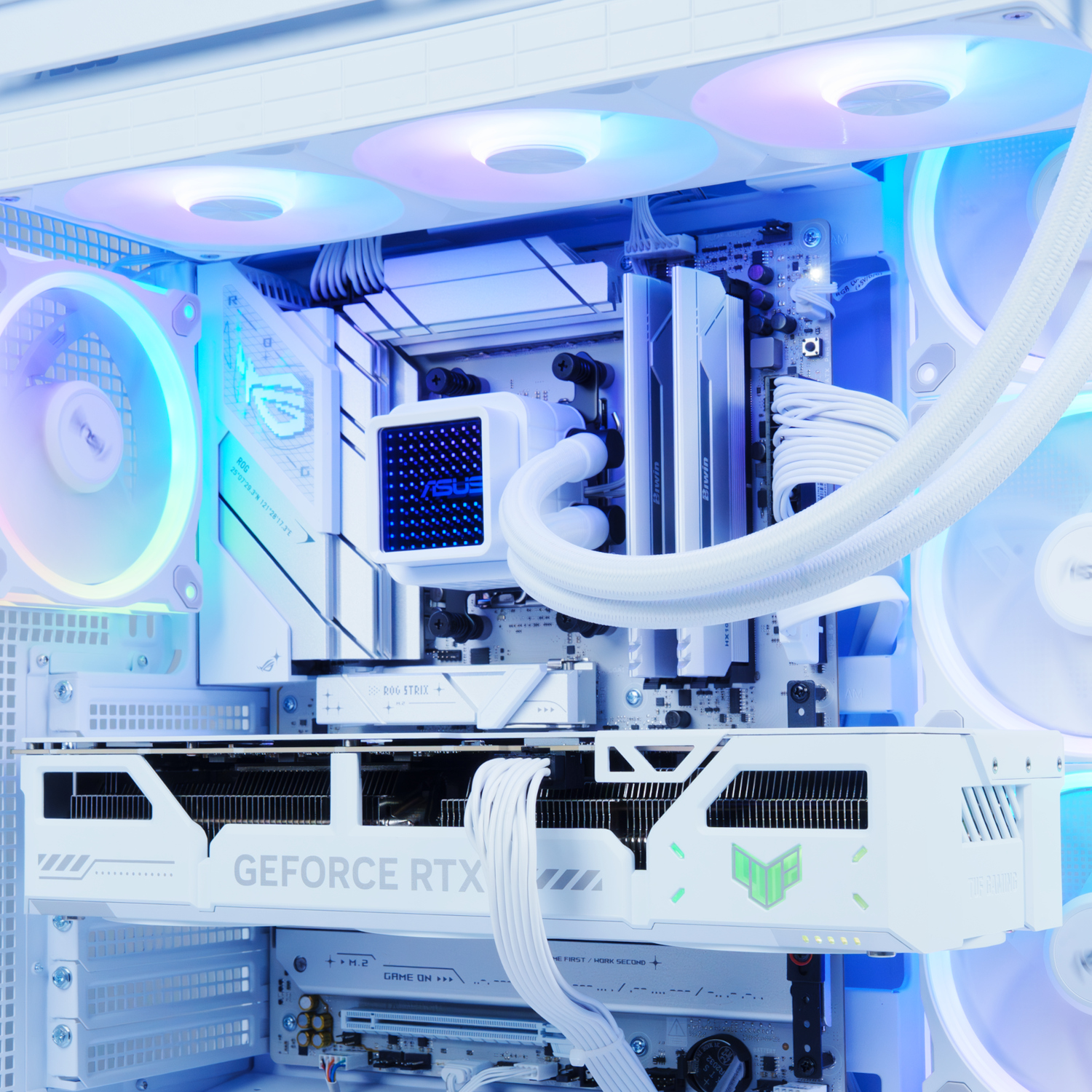 Un PC blanco con ventiladores RGB, tarjeta gráfica y refrigeración líquida.