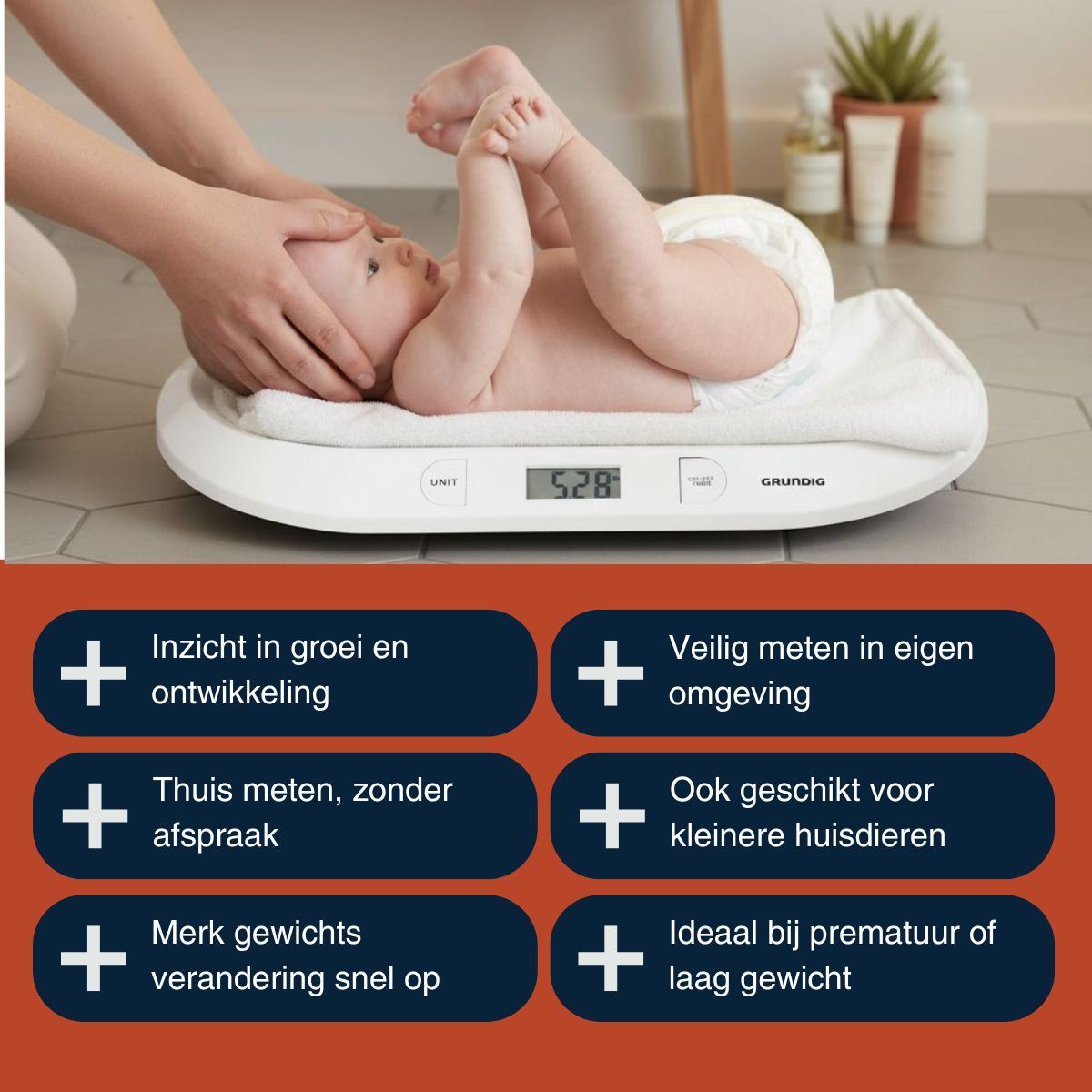 Een baby ligt op een digitale weegschaal terwijl handen het ondersteunen. De waarde 5.28 is zichtbaar.