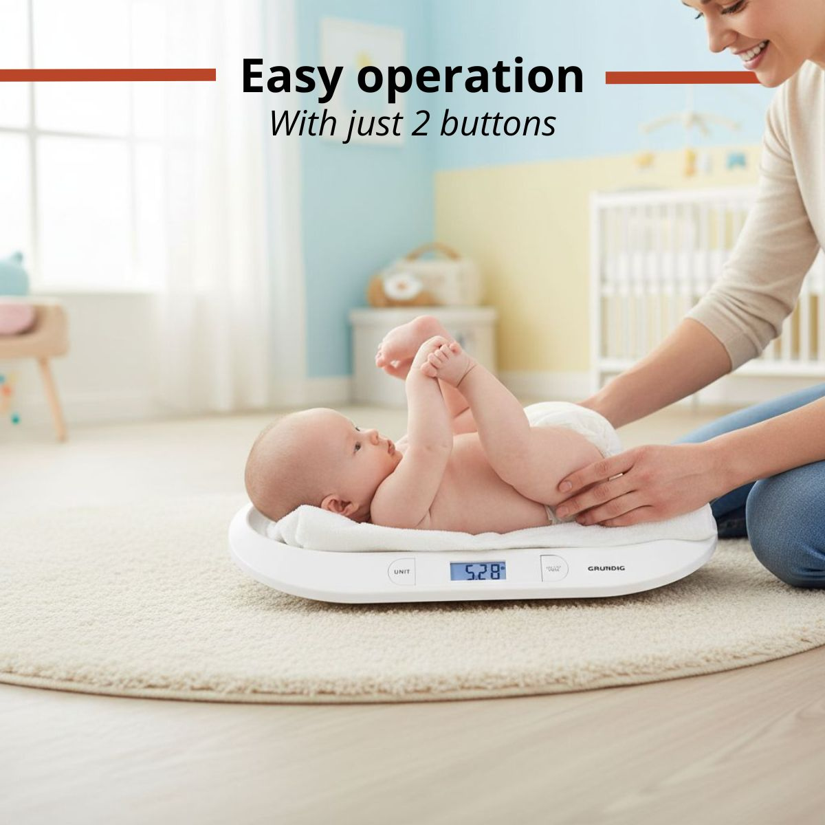Een baby ligt op een witte weegschaal, met de handen van een vrouw die zachtjes zijn benen vasthouden.