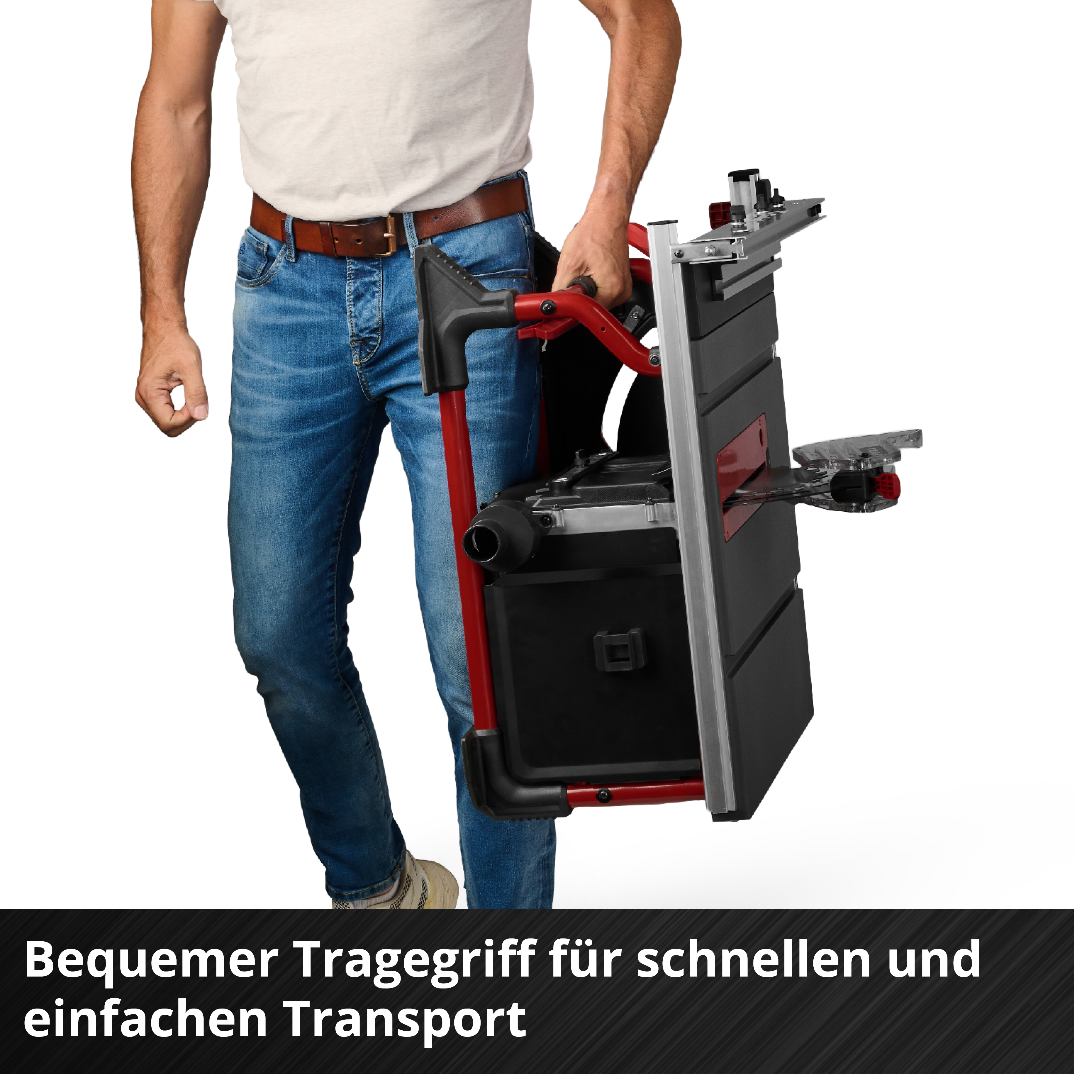 Mann im Jeanshemd trägt einen roten und schwarzen Tischkreissäge.