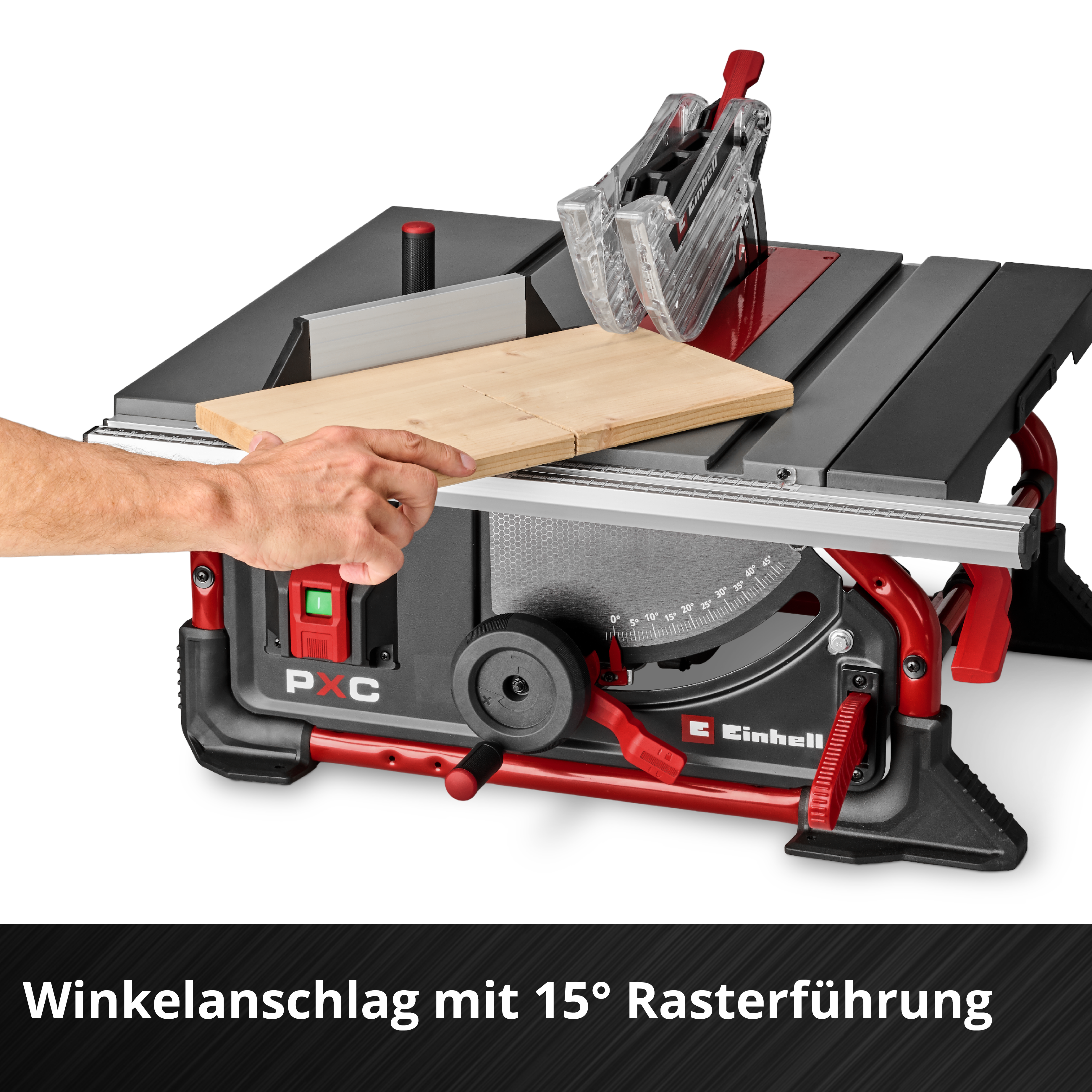 Ein Mann benutzt eine Tischkreissäge mit einem Holzstück und einem Winkelanschlag.