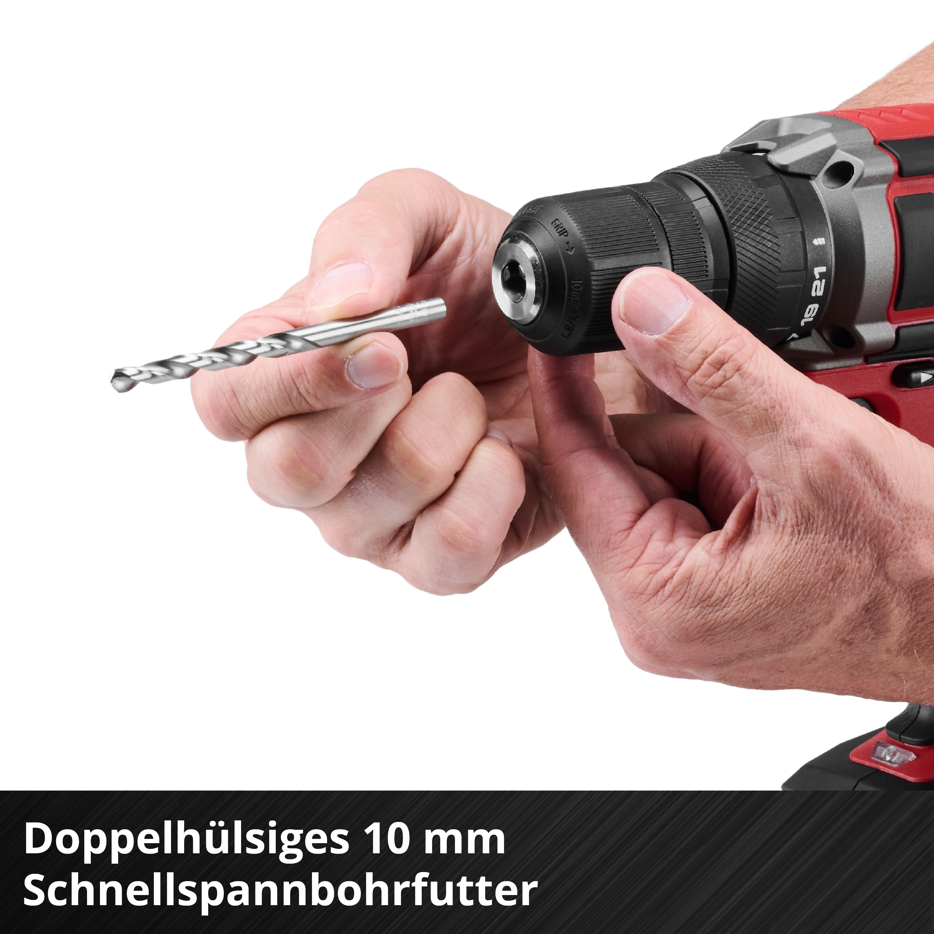 Hände wechseln Bohrer in Bohrfutter einer Bohrmaschine. Nahaufnahme.