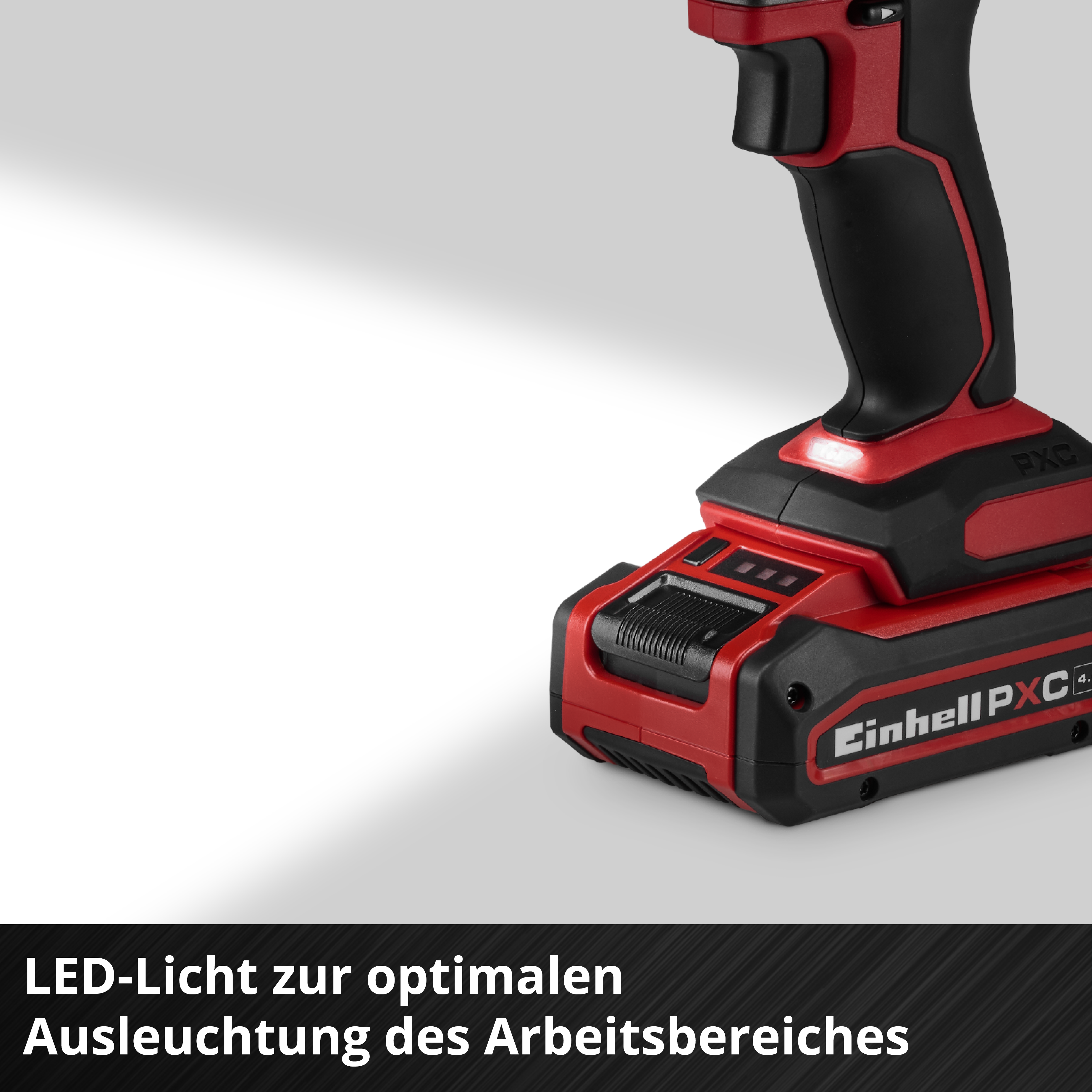 Rote und schwarze Bohrmaschine mit eingeschaltetem LED-Licht.