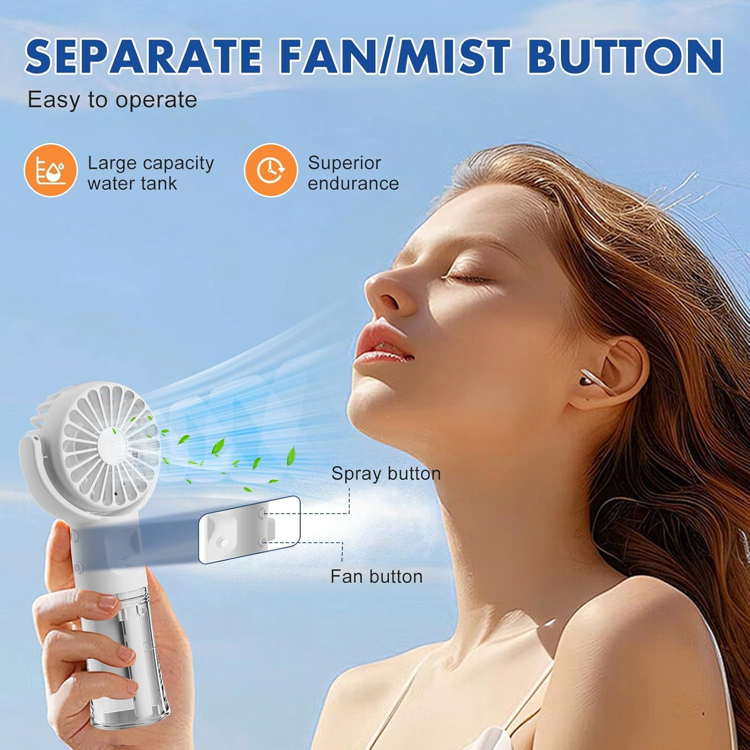 Eine Frau genießt kühle Luft von einem Handventilator mit Sprühfunktion.
