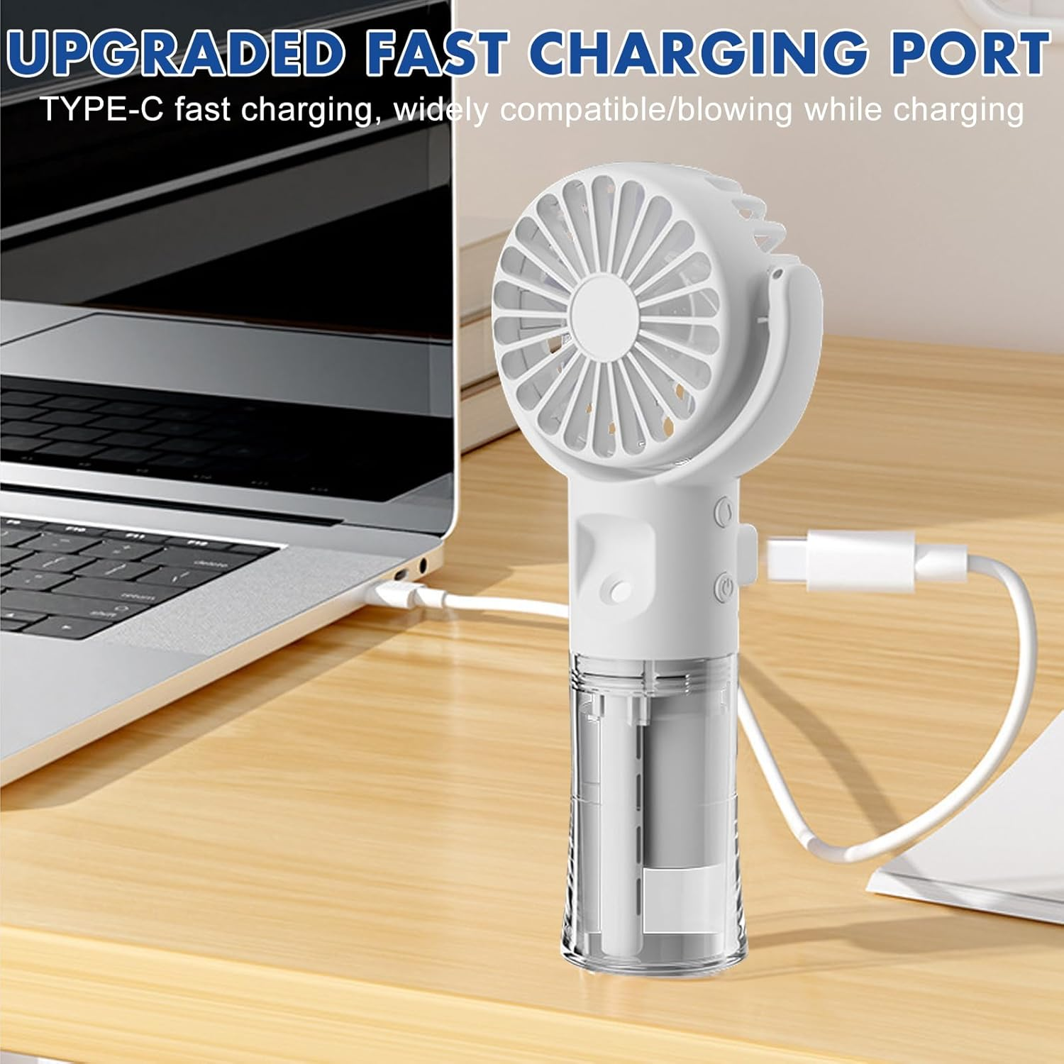 Ein weißer Handventilator wird über USB-C an einen Laptop geladen.