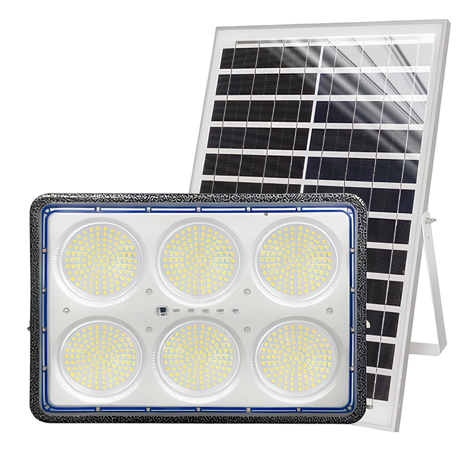 Ein Solarpanel steht hinter einem hellen LED-Flutlicht mit sechs runden Lampen.