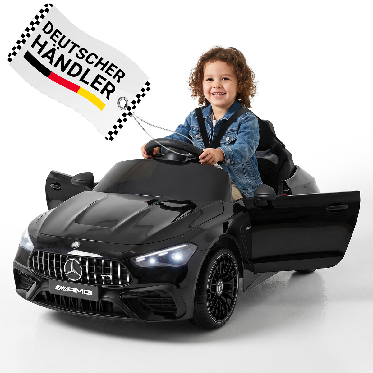 Ein lächelndes Kind sitzt in einem schwarzen Spielzeugauto, das eine deutsche Flagge trägt.