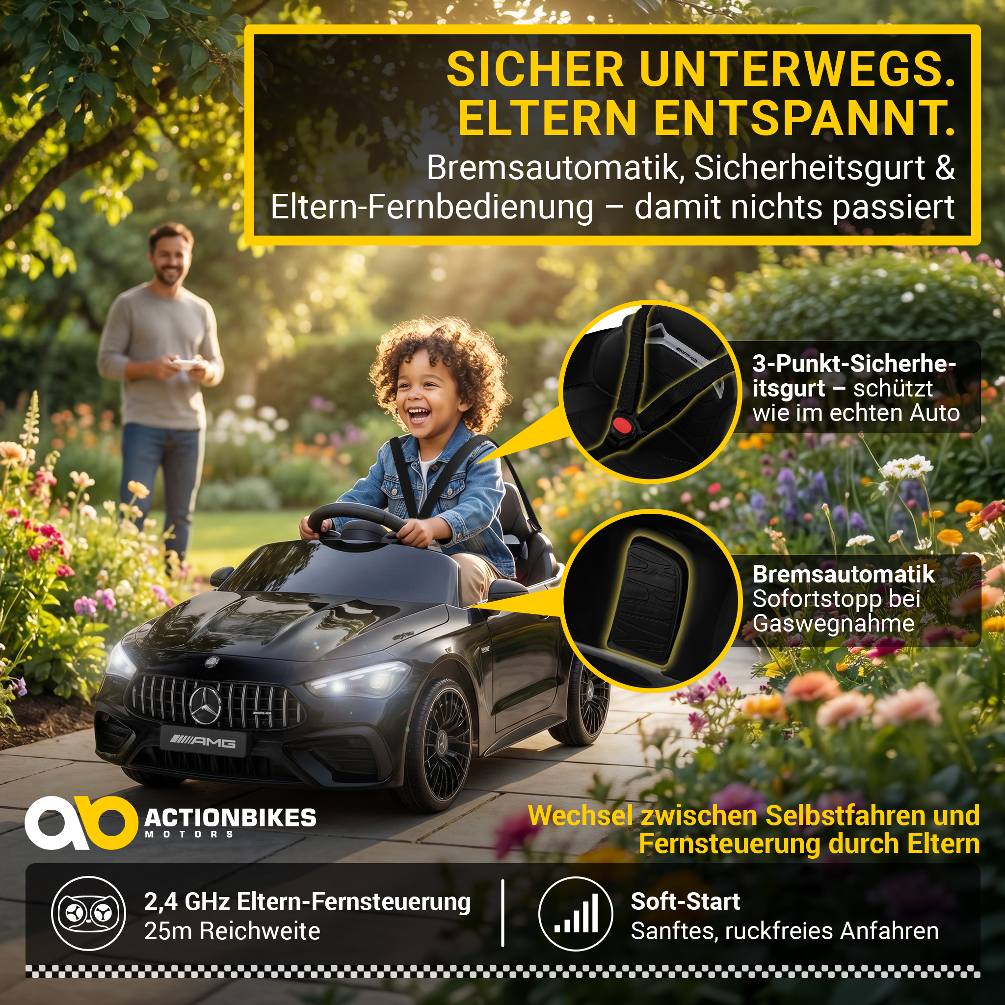 Ein Junge fährt ein schwarzes Elektroauto im Garten, Vater im Hintergrund.
