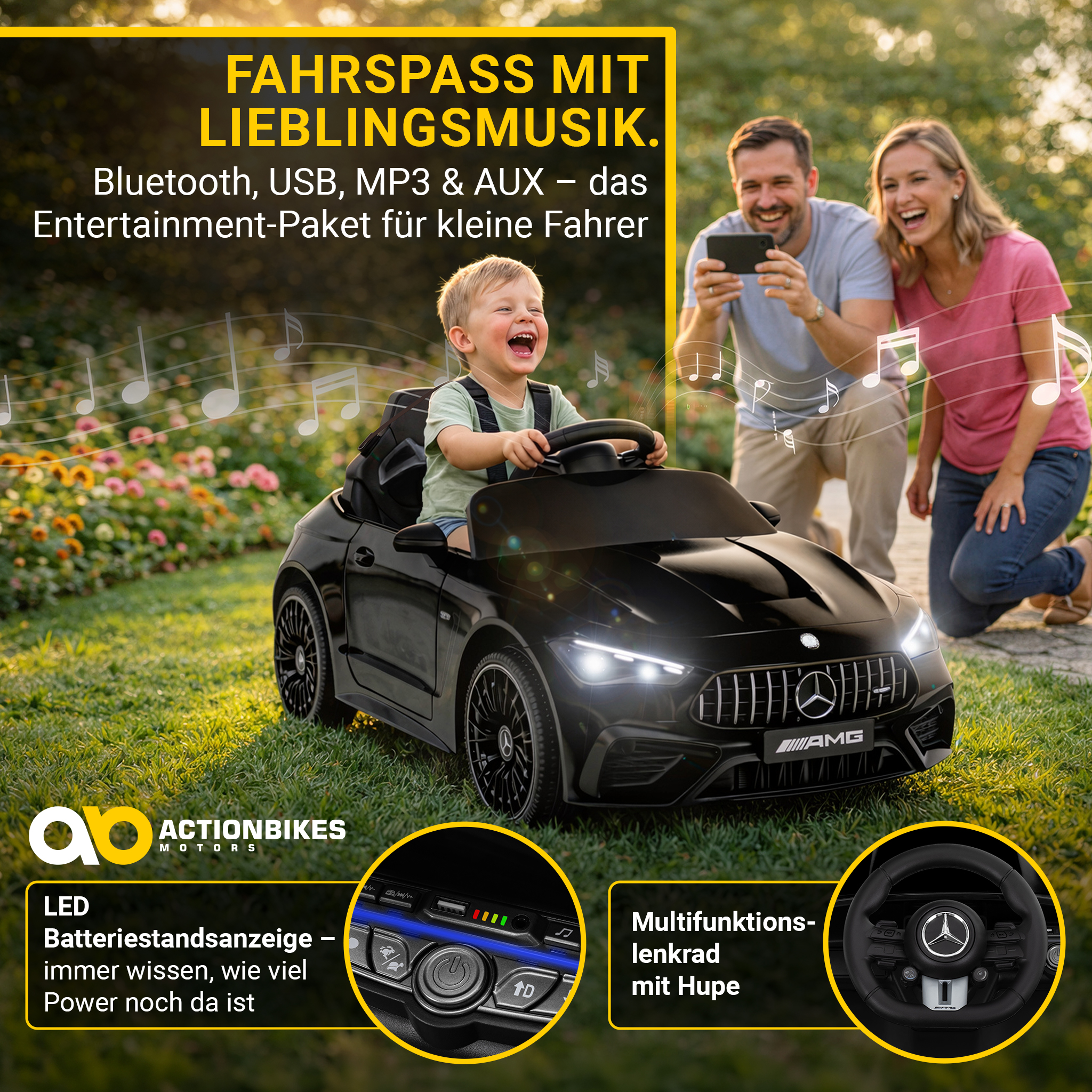 Ein schwarzes Spielzeugauto mit einem Jungen, der darauf sitzt. Eltern schauen zu.