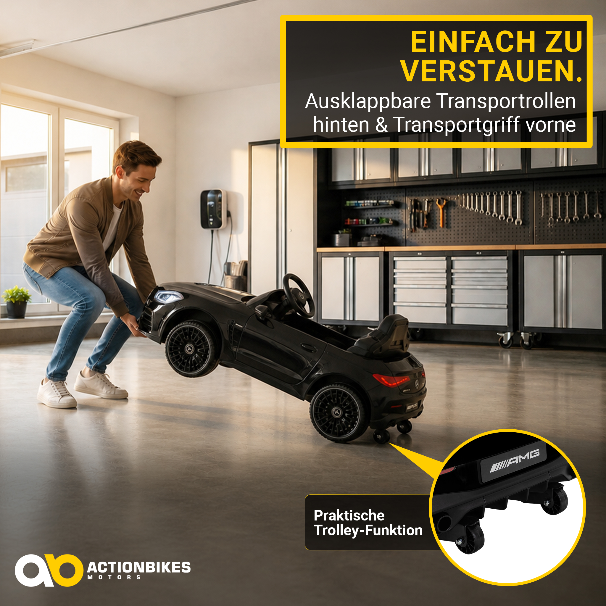 Ein Mann hebt ein schwarzes Spielzeugauto an, das eine Trolley-Funktion hat.