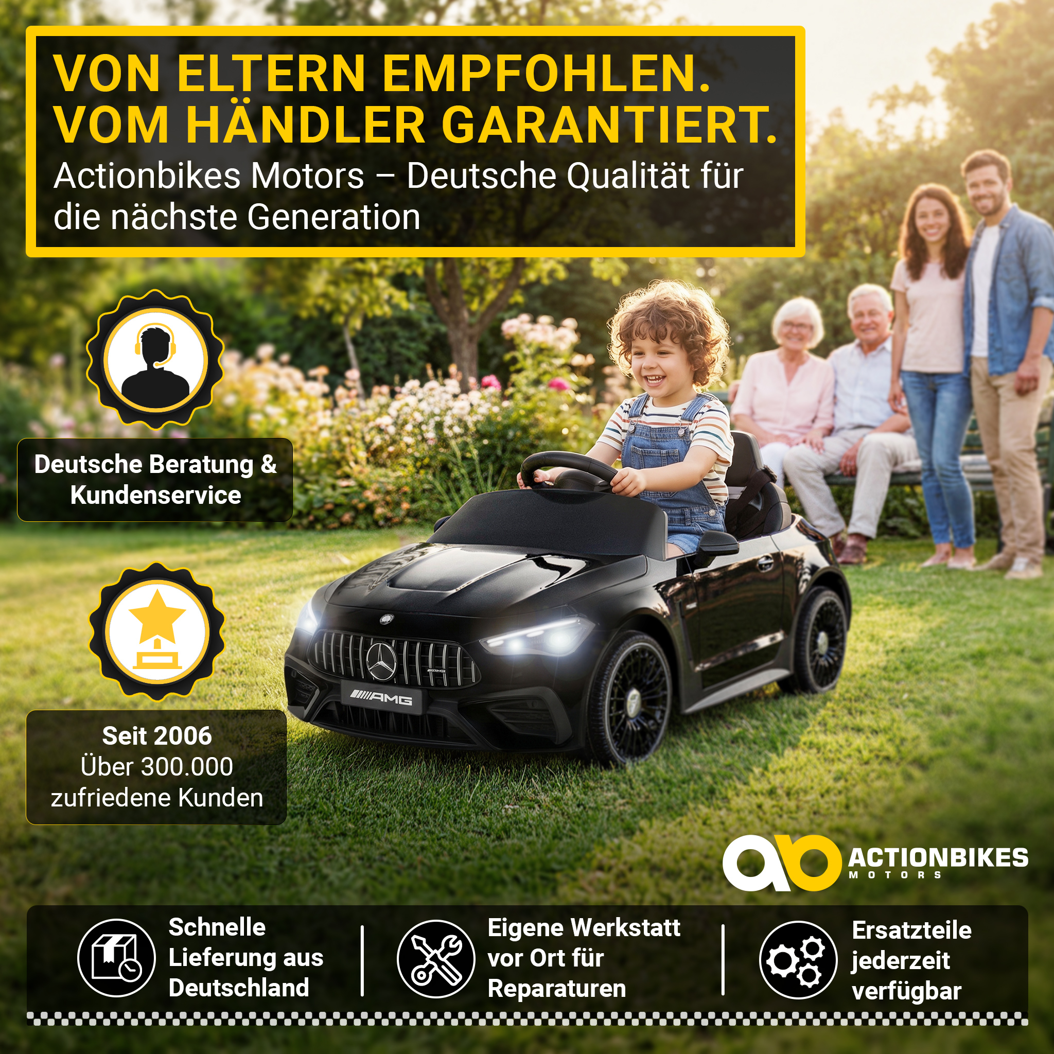 Ein Junge fährt ein schwarzes Elektroauto im Garten. Familie im Hintergrund.