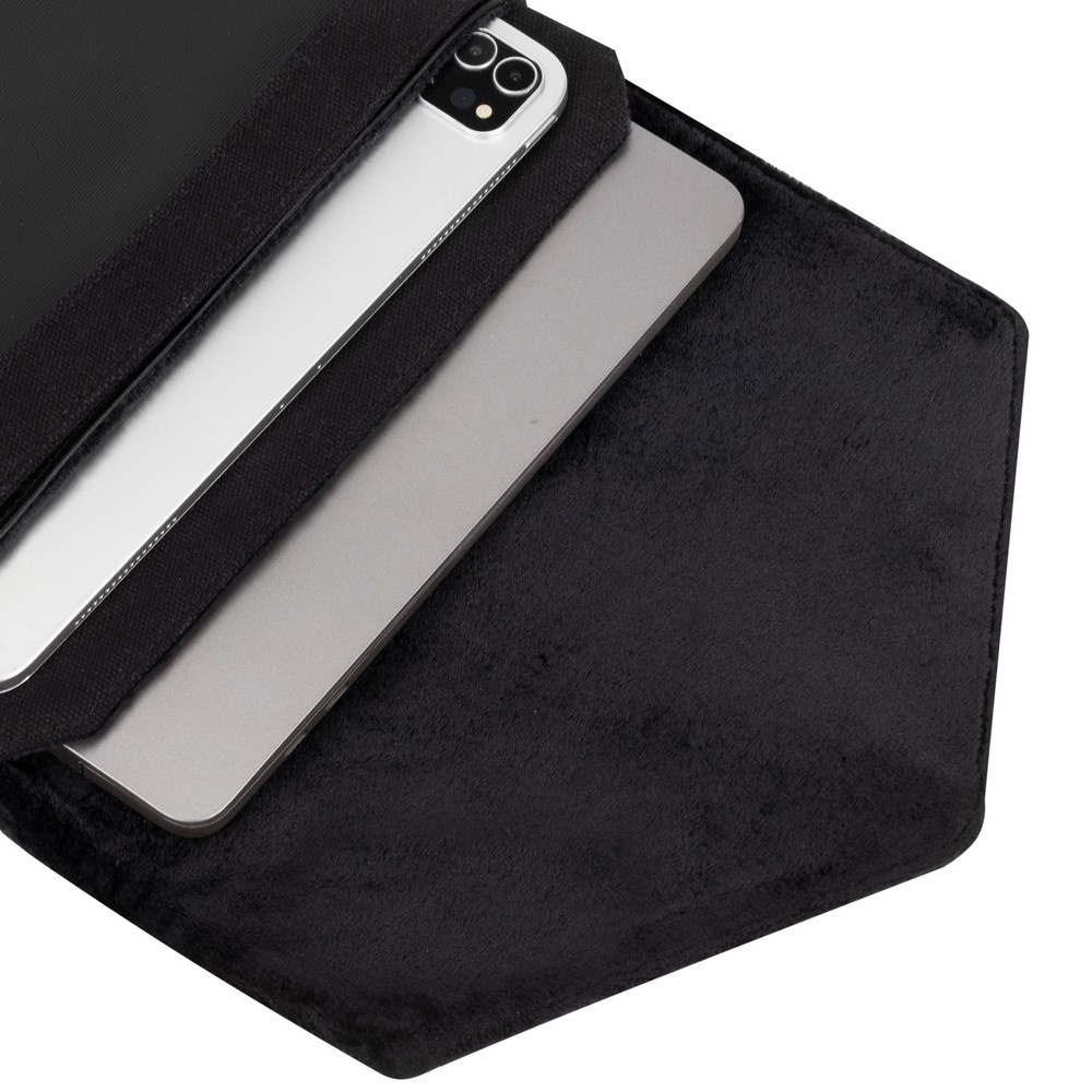 Srebrny smartfon i tablet leżą w czarnej torbie.
