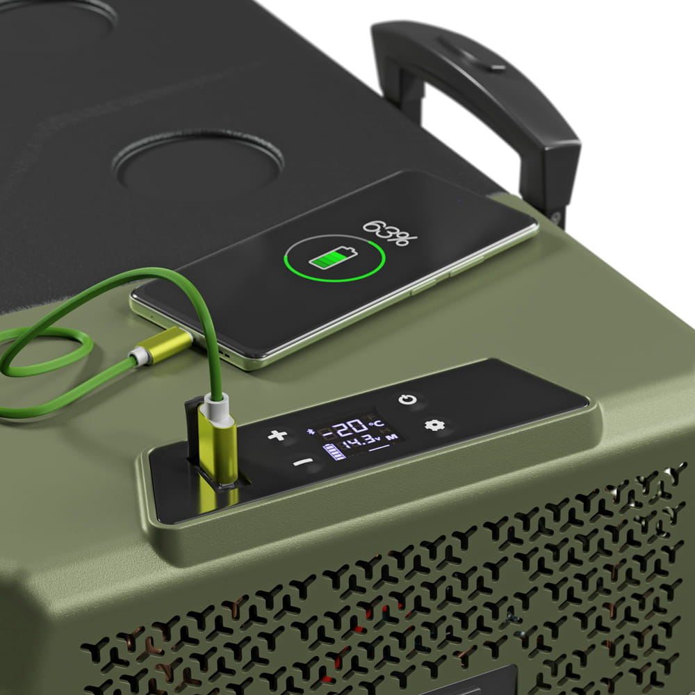 Telefon komórkowy ładuje się przez zielony kabel na khaki chłodziarce.