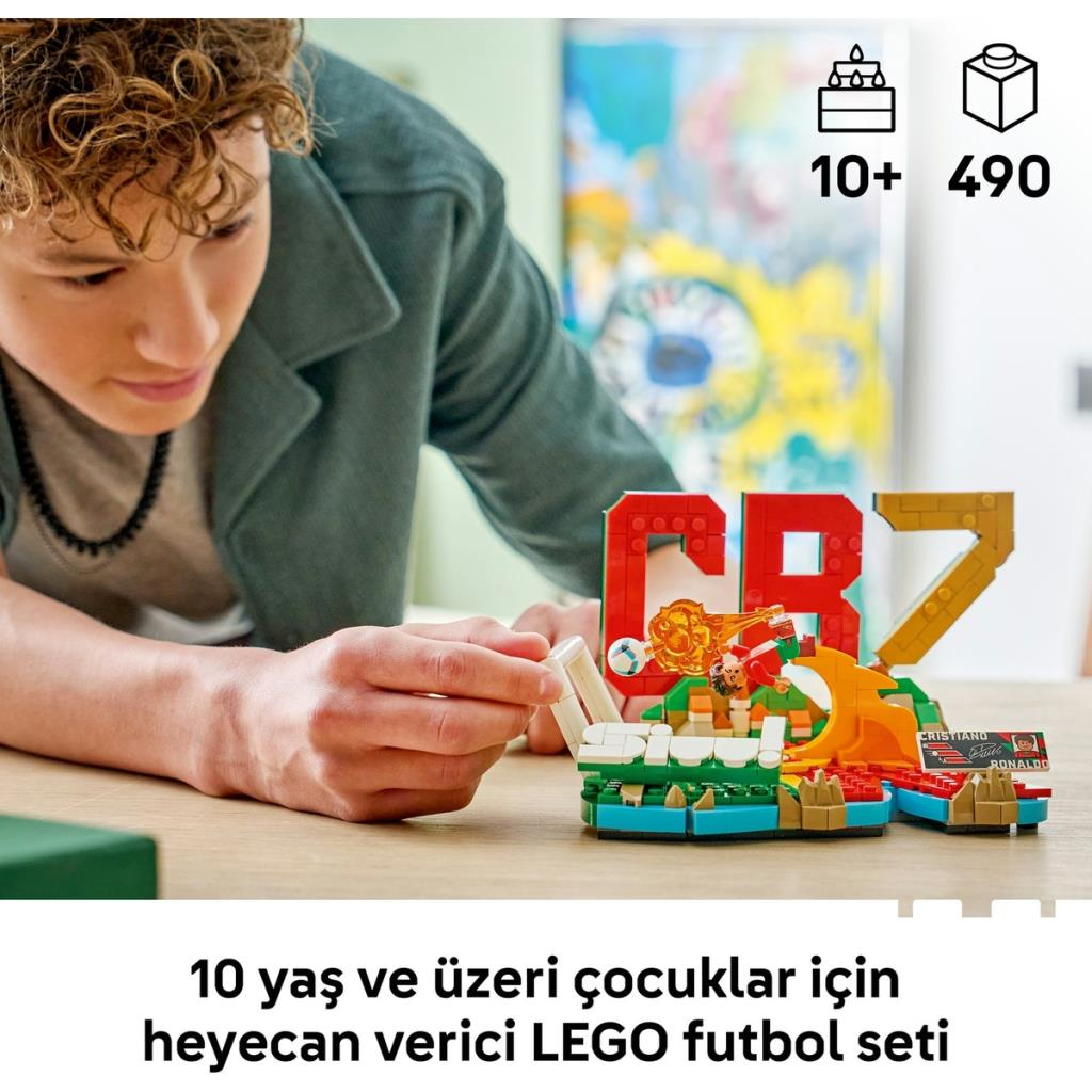 Chłopiec buduje zestaw Lego z literami CR7 i figurkami piłkarzy.