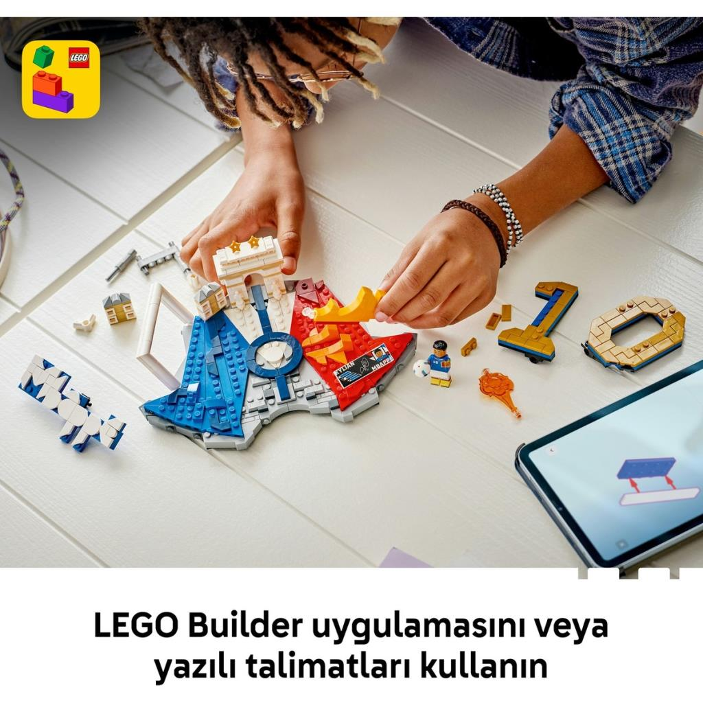 Renkli Lego parçalarıyla oynayan bir çocuk. Tablet talimatları gösteriyor.