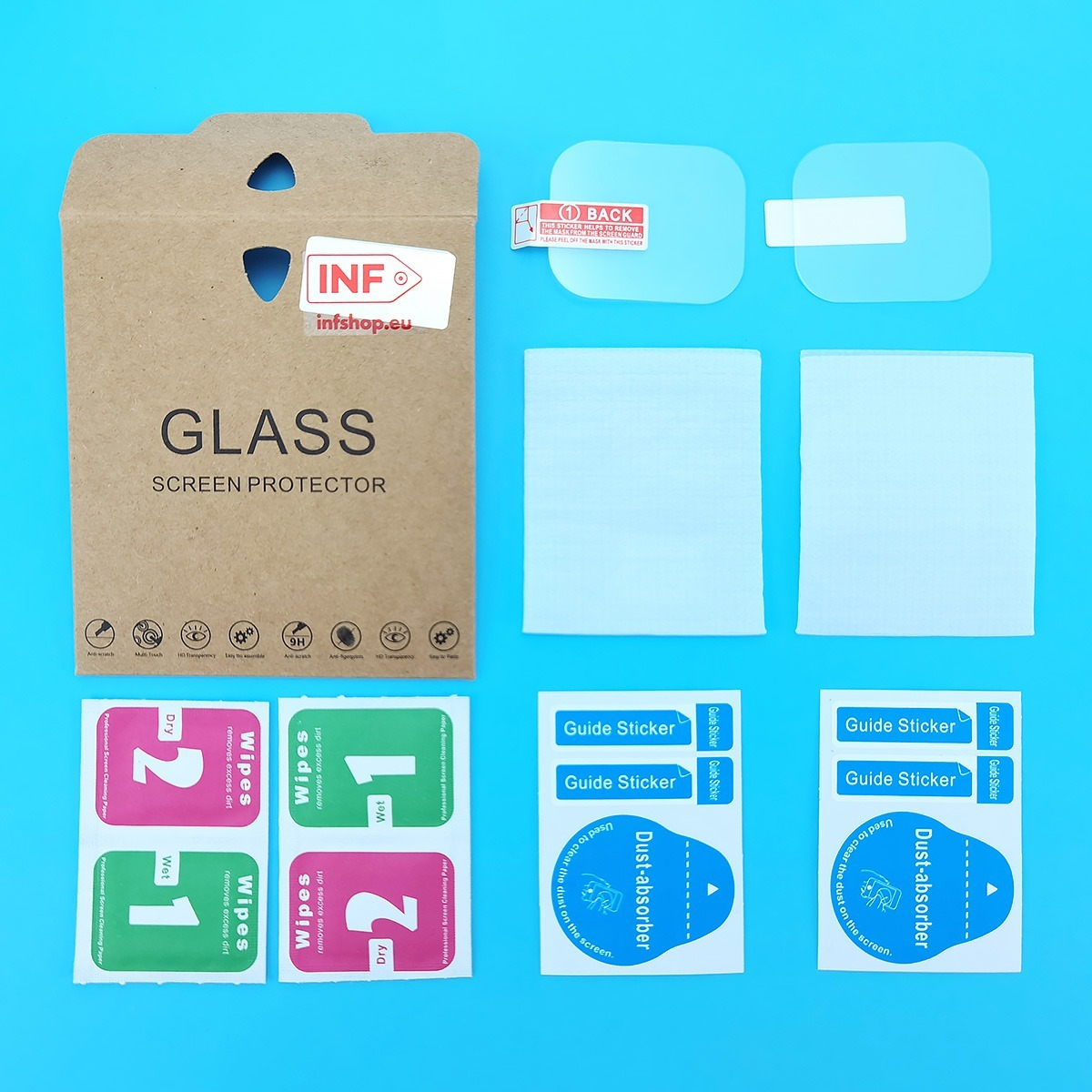 Kit di protezione schermo in vetro con salviette, adesivi e assorbi polvere su sfondo blu.