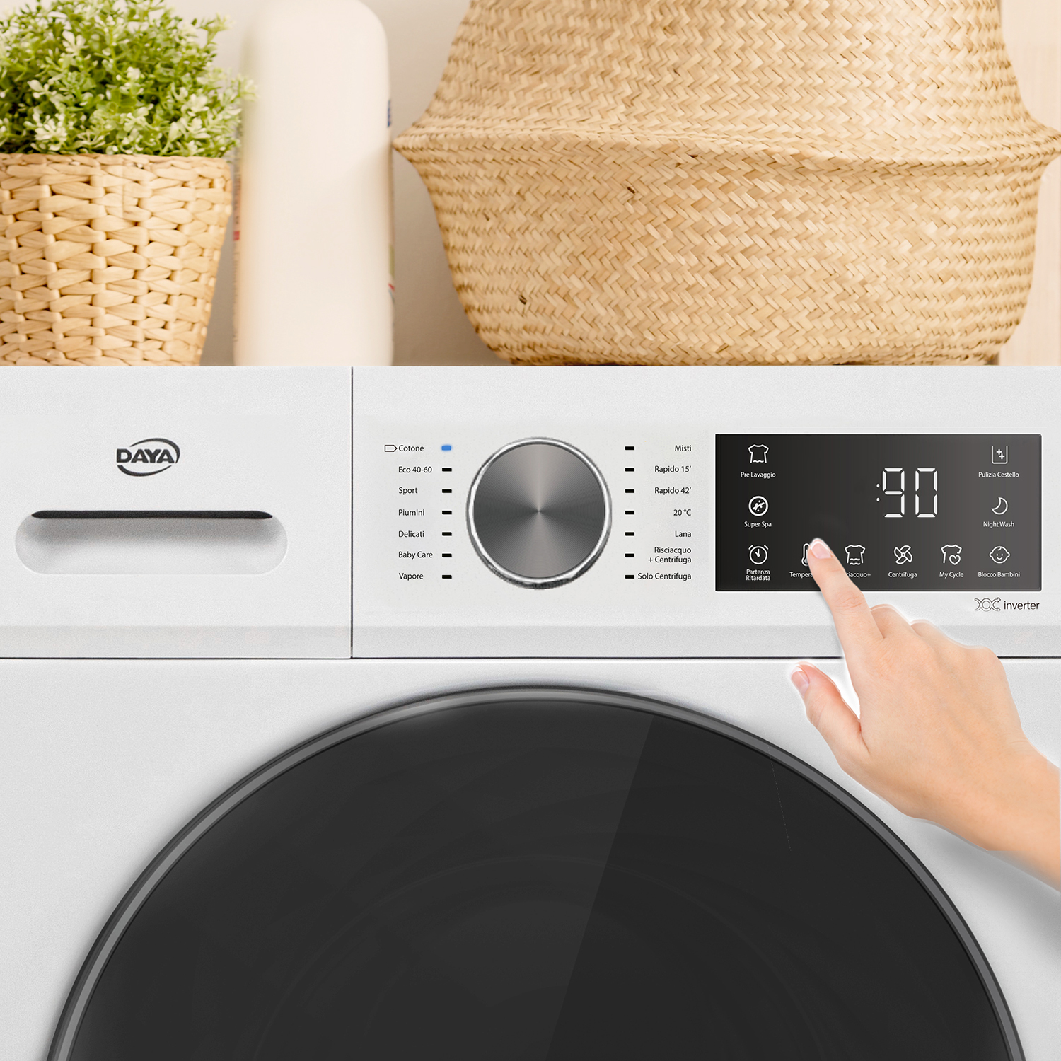 Mano tocca pannello comandi lavatrice con display digitale e selezione programmi.