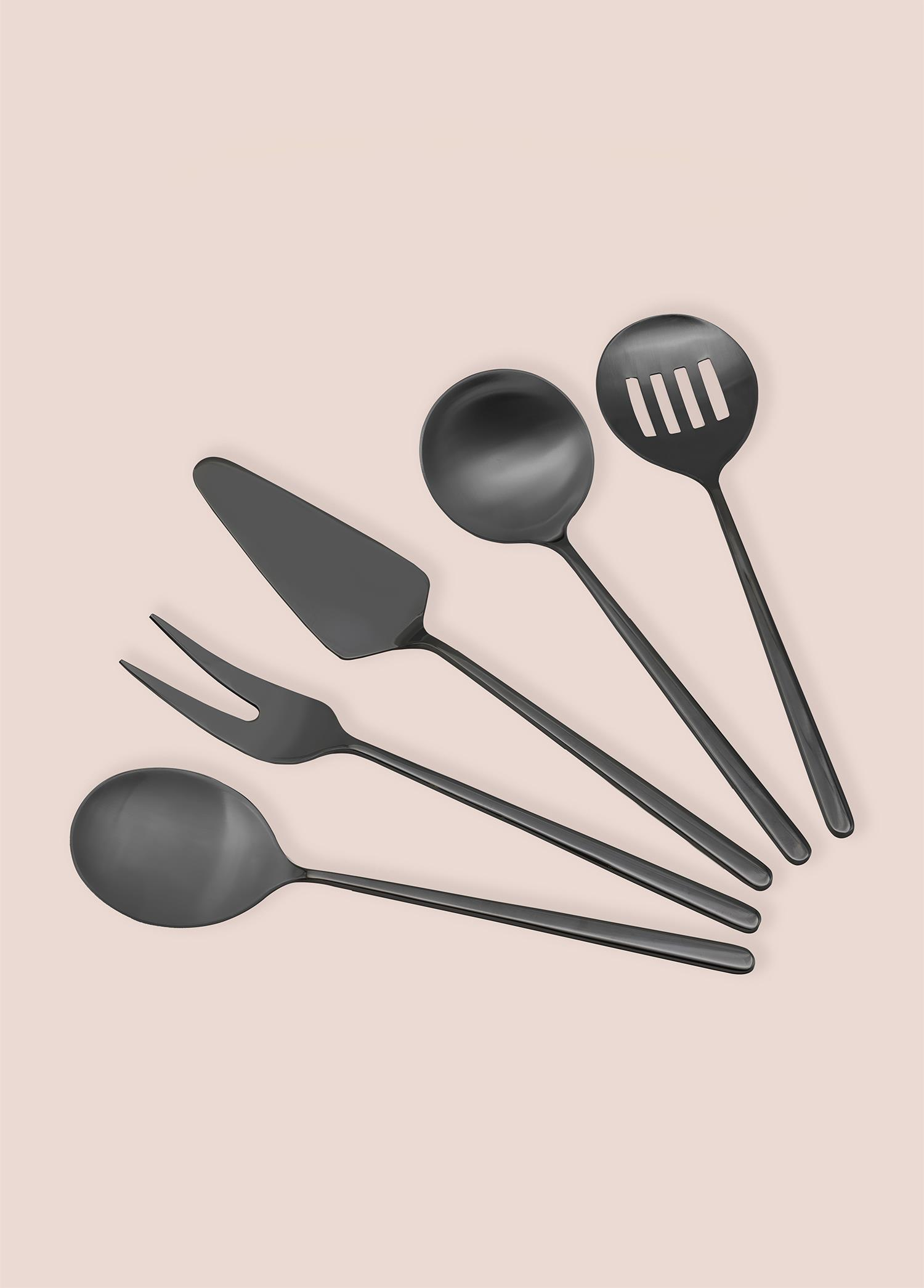 Beş siyah mutfak gereci: çatal, pasta spatulası, kepçe, süzgeçli kaşık.