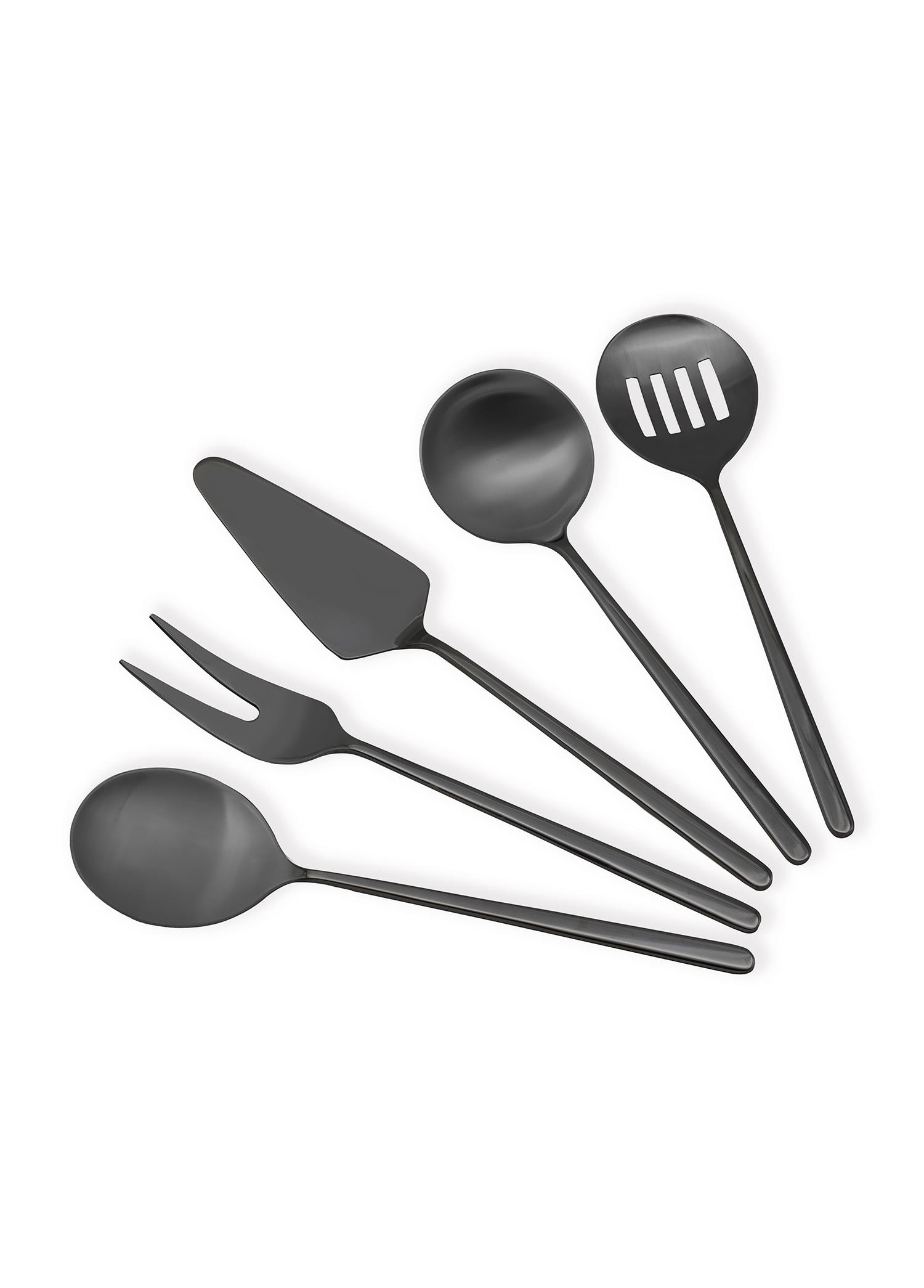 Bir kaşık, çatal, pasta küreği, kepçe ve süzgeçli kepçe dahil beş siyah mutfak gereci.