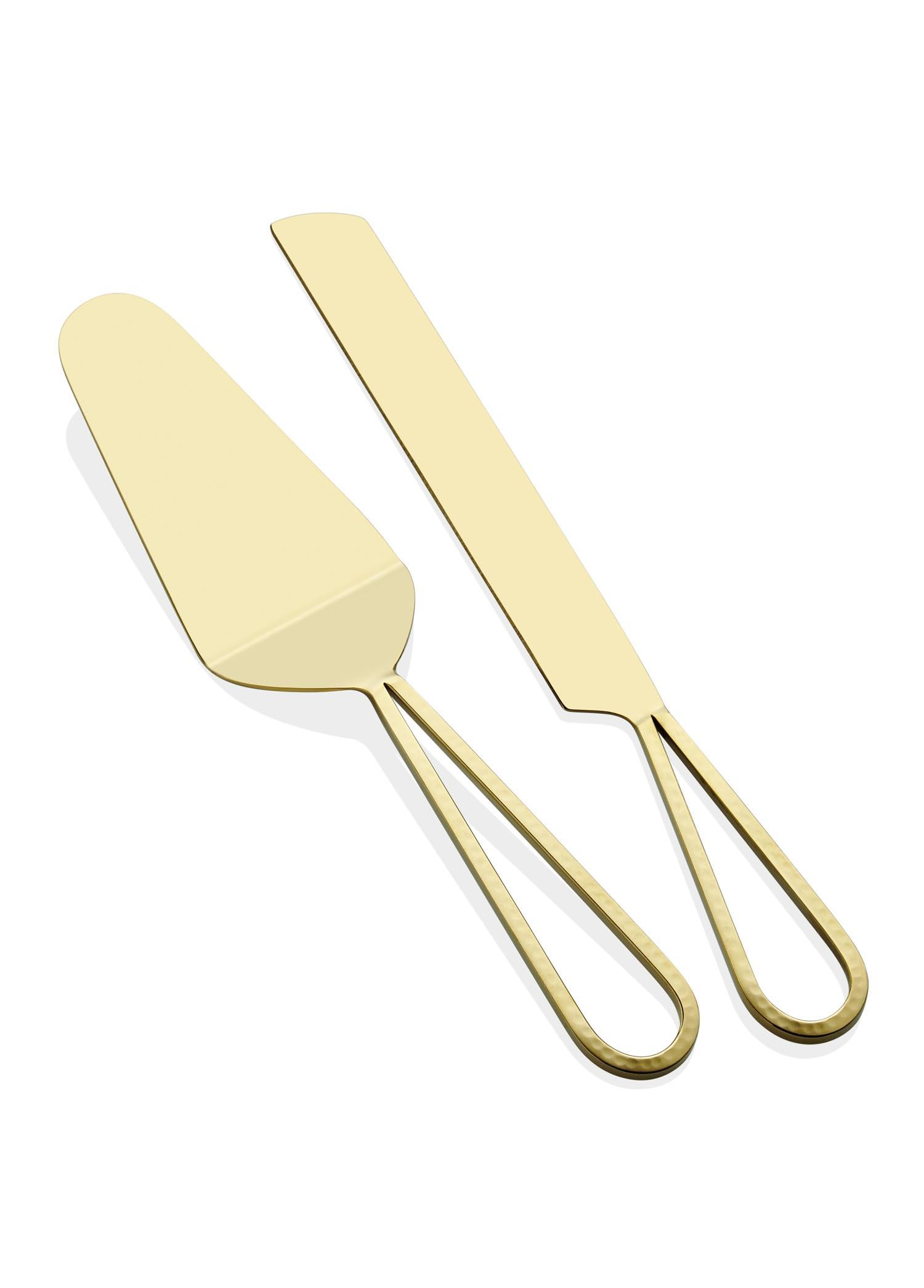 Çekiçlenmiş saplı altın rengi pasta spatulası ve bıçak seti beyaz zeminde.